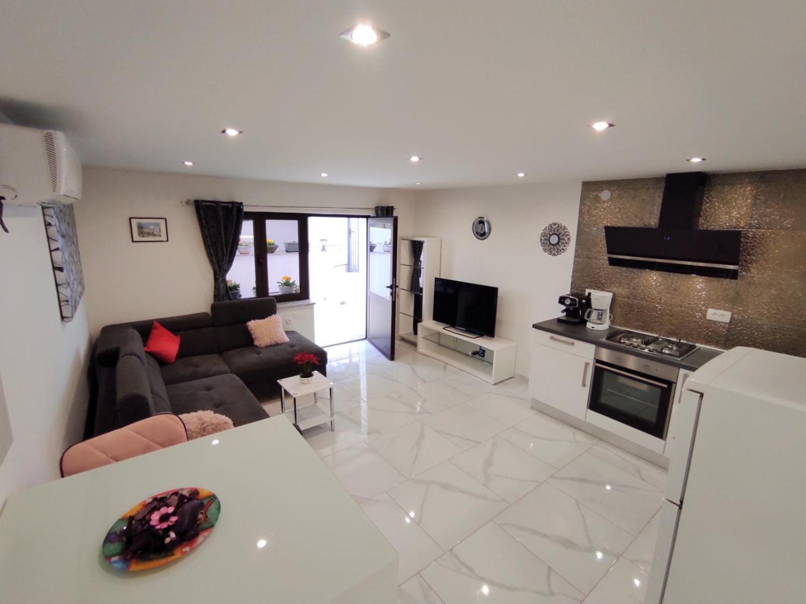 Apartman Dino with heated pool
