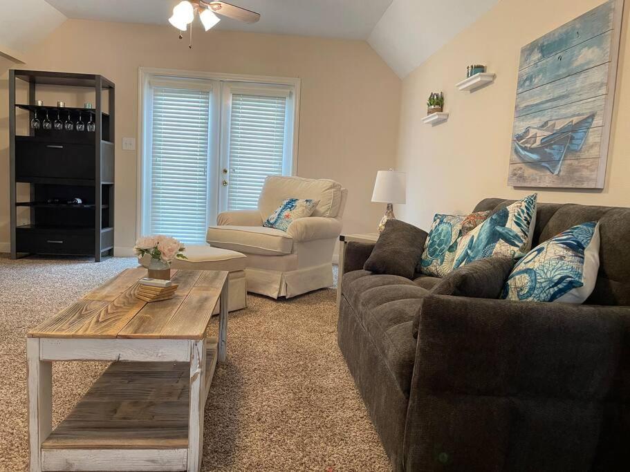 Adorable private 1-bedroom studio on mini-farm. view 4