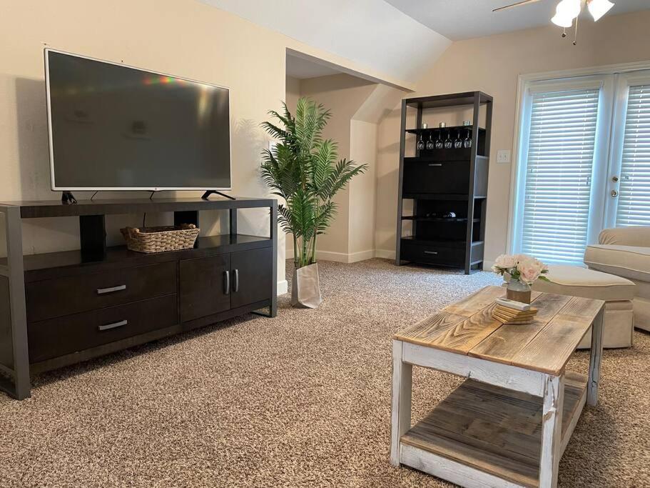Adorable private 1-bedroom studio on mini-farm. view 5