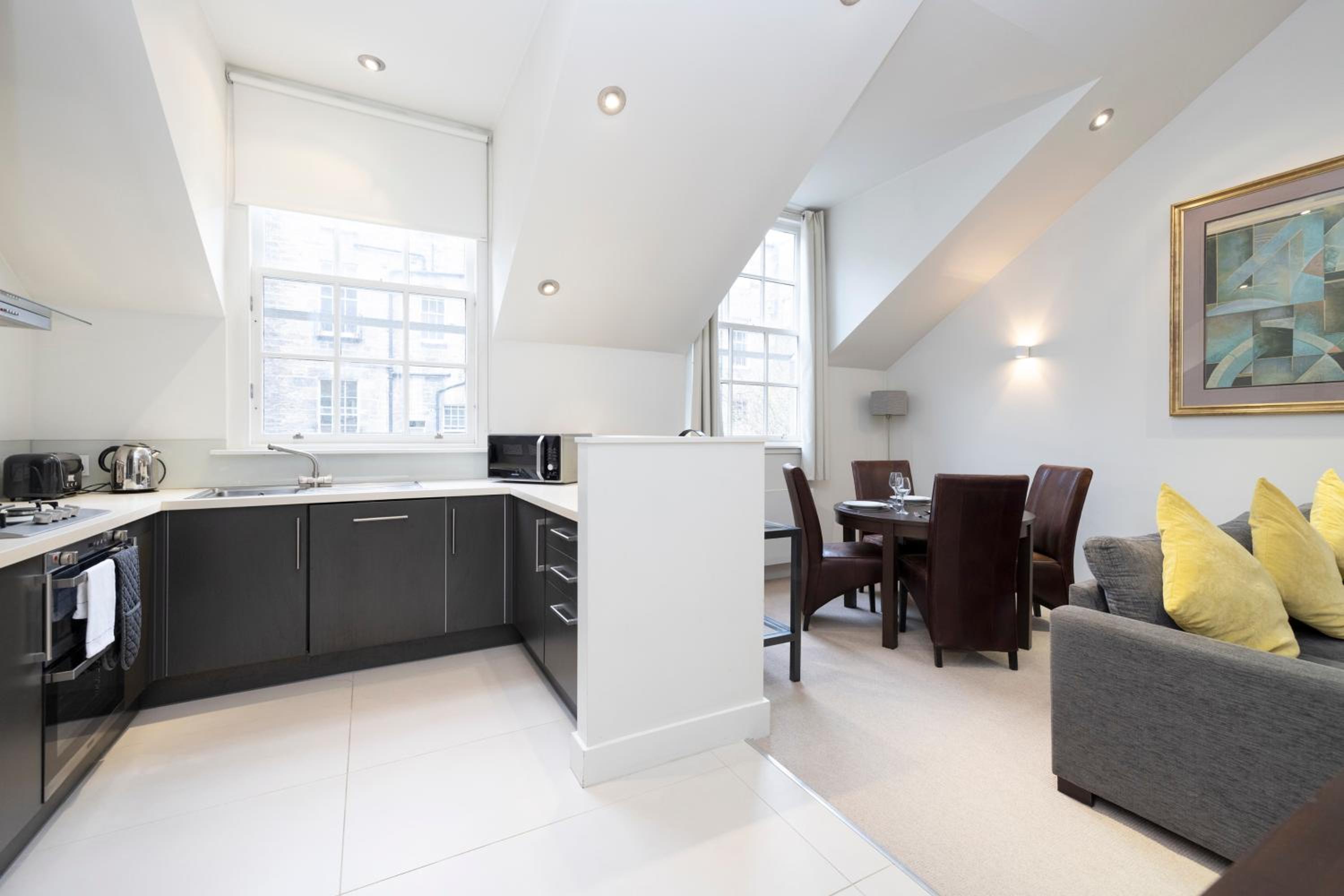 ALTIDO Contemporary and Vibrant 1BR flat near Princes Street