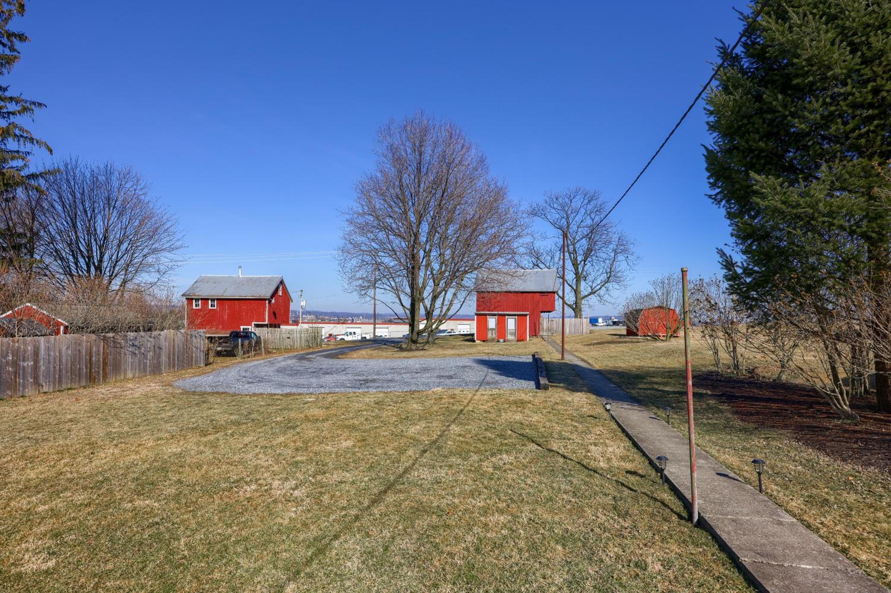 2-Bedroom House w/ Large Outdoor and Firepit!