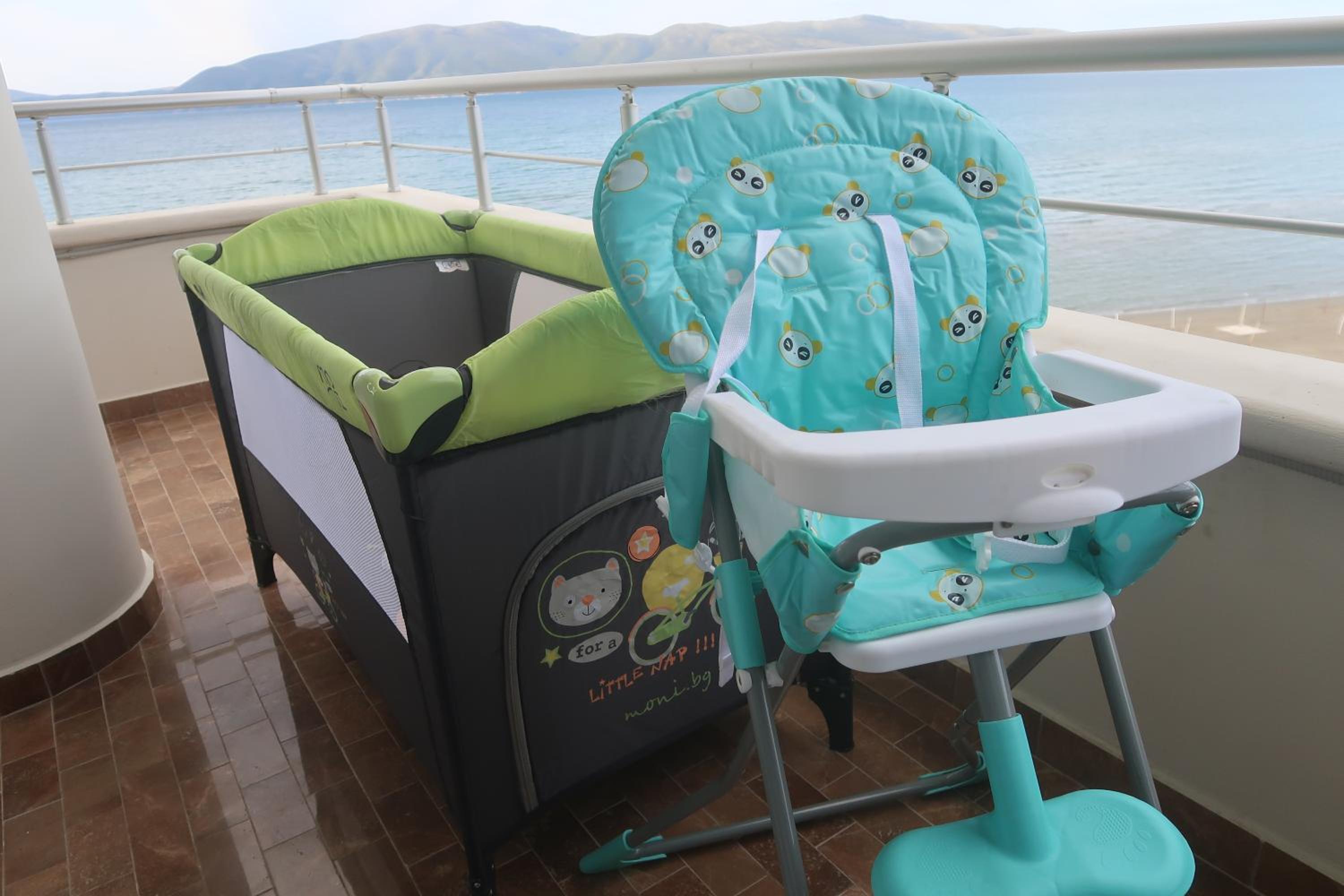 On the Beach (literally) stylish apartment with free P