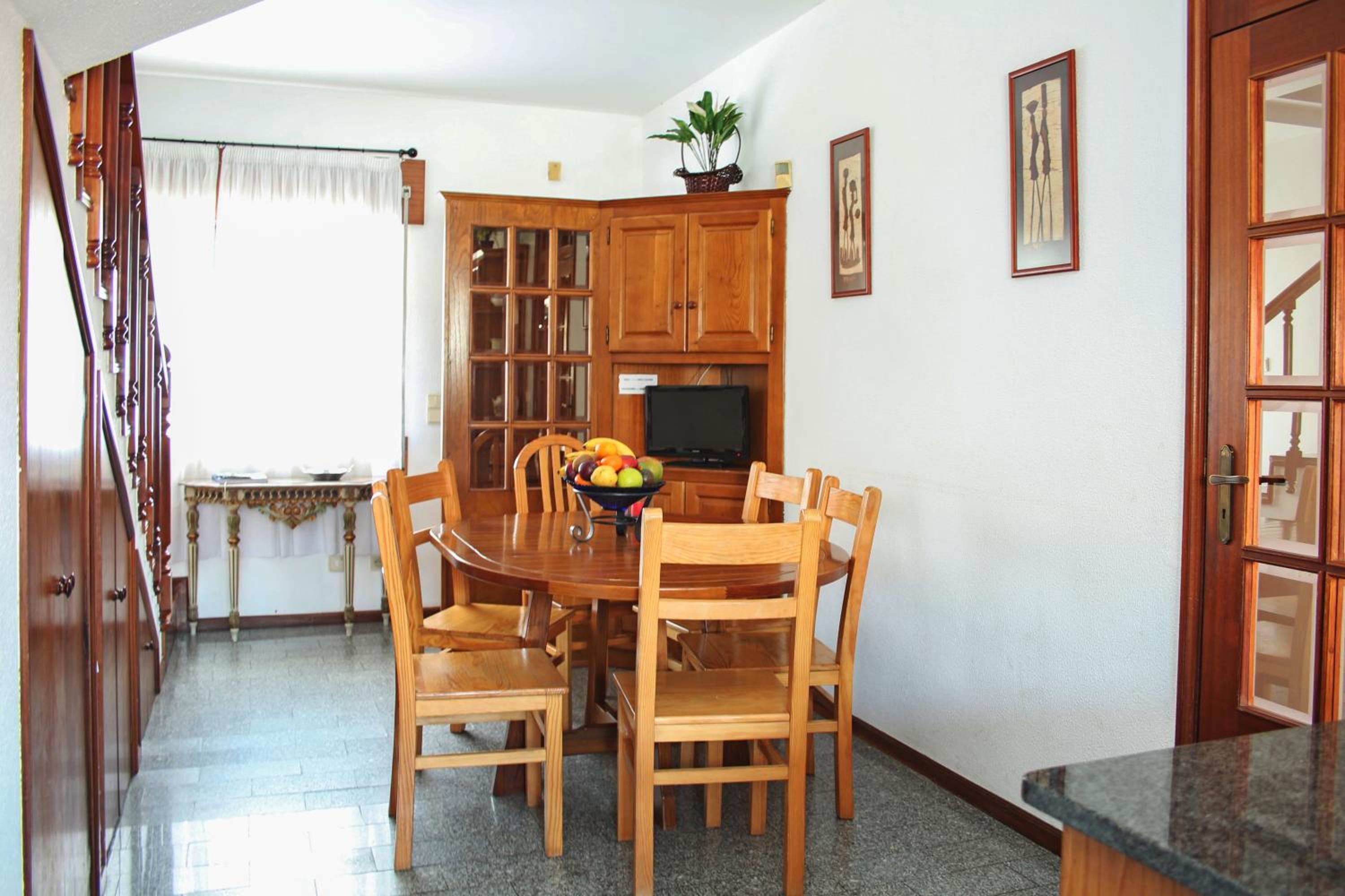 Pretty house close to metro and wine cellars - host 8