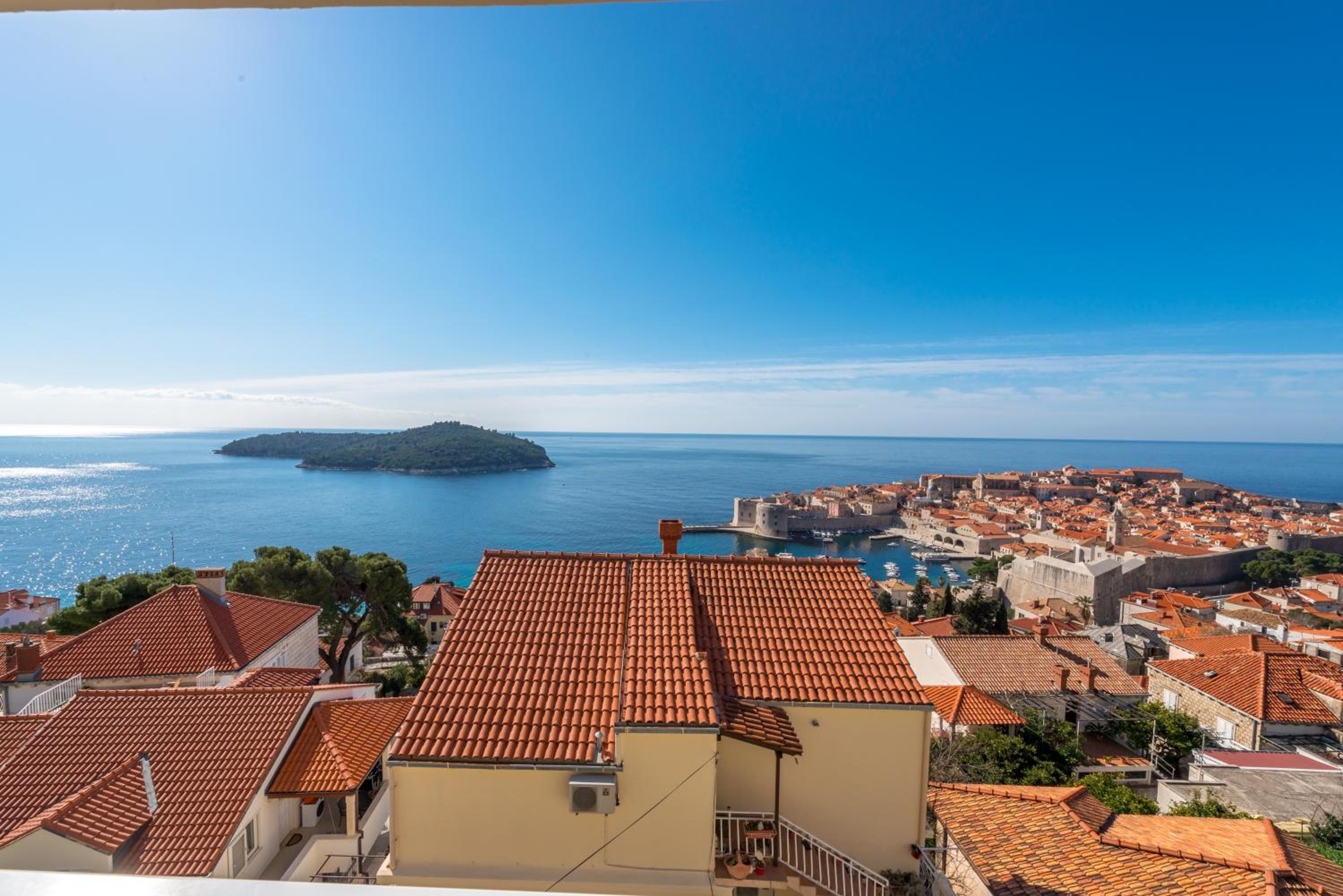 Portolan's Amazing Sea & Old Town View