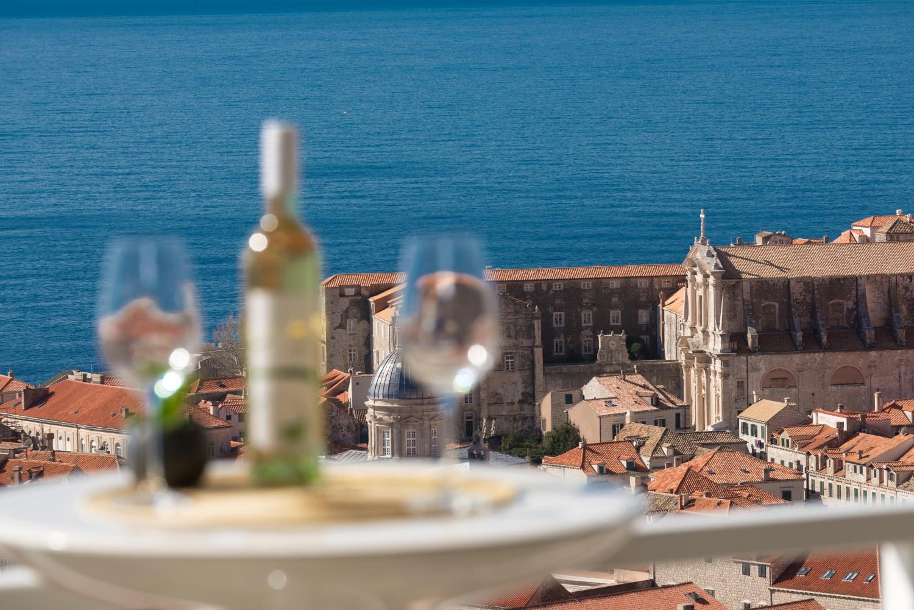 Portolan's Amazing Sea & Old Town View