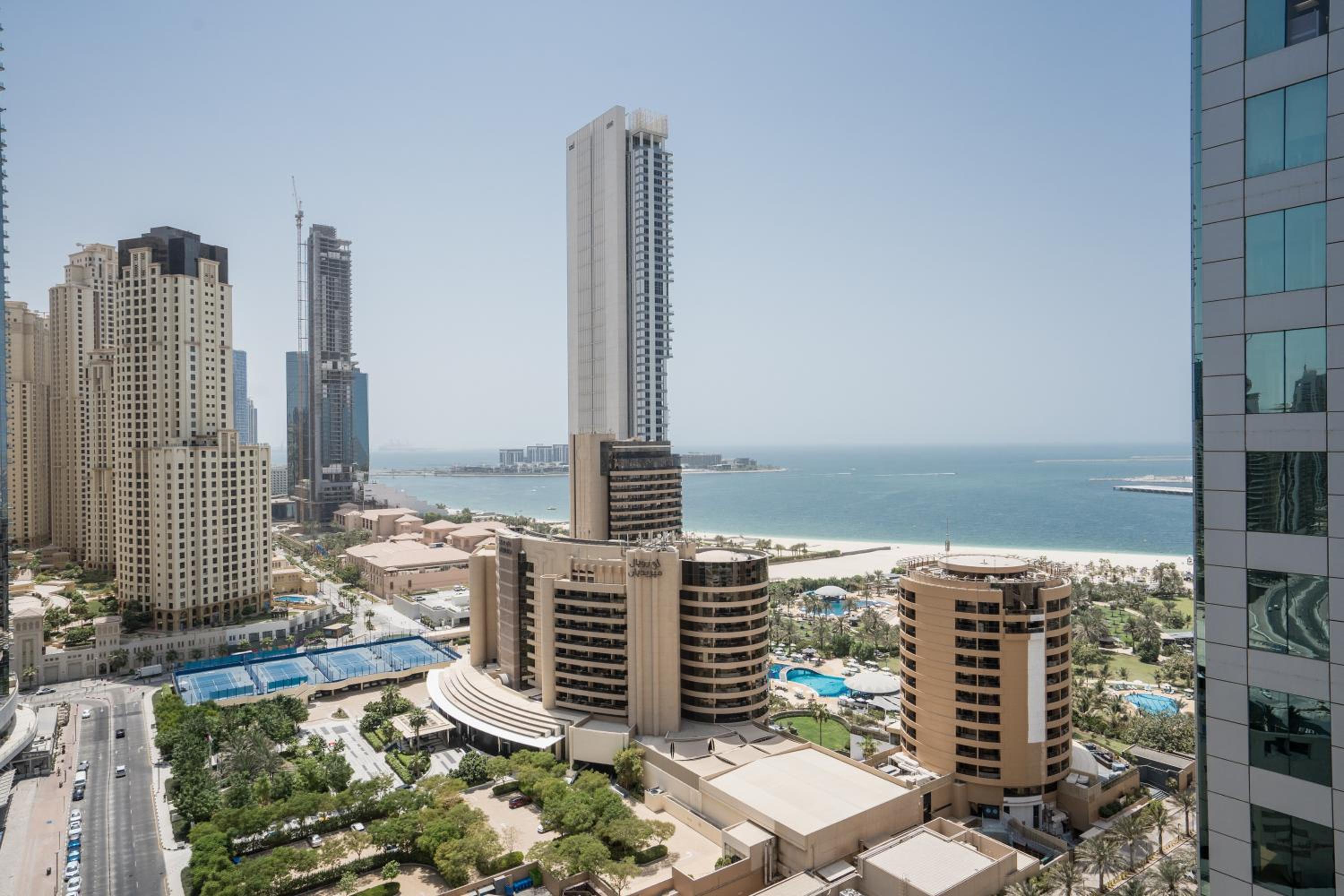 HiGuests - Exceptional Apt with Furnished Terrace By the Sea