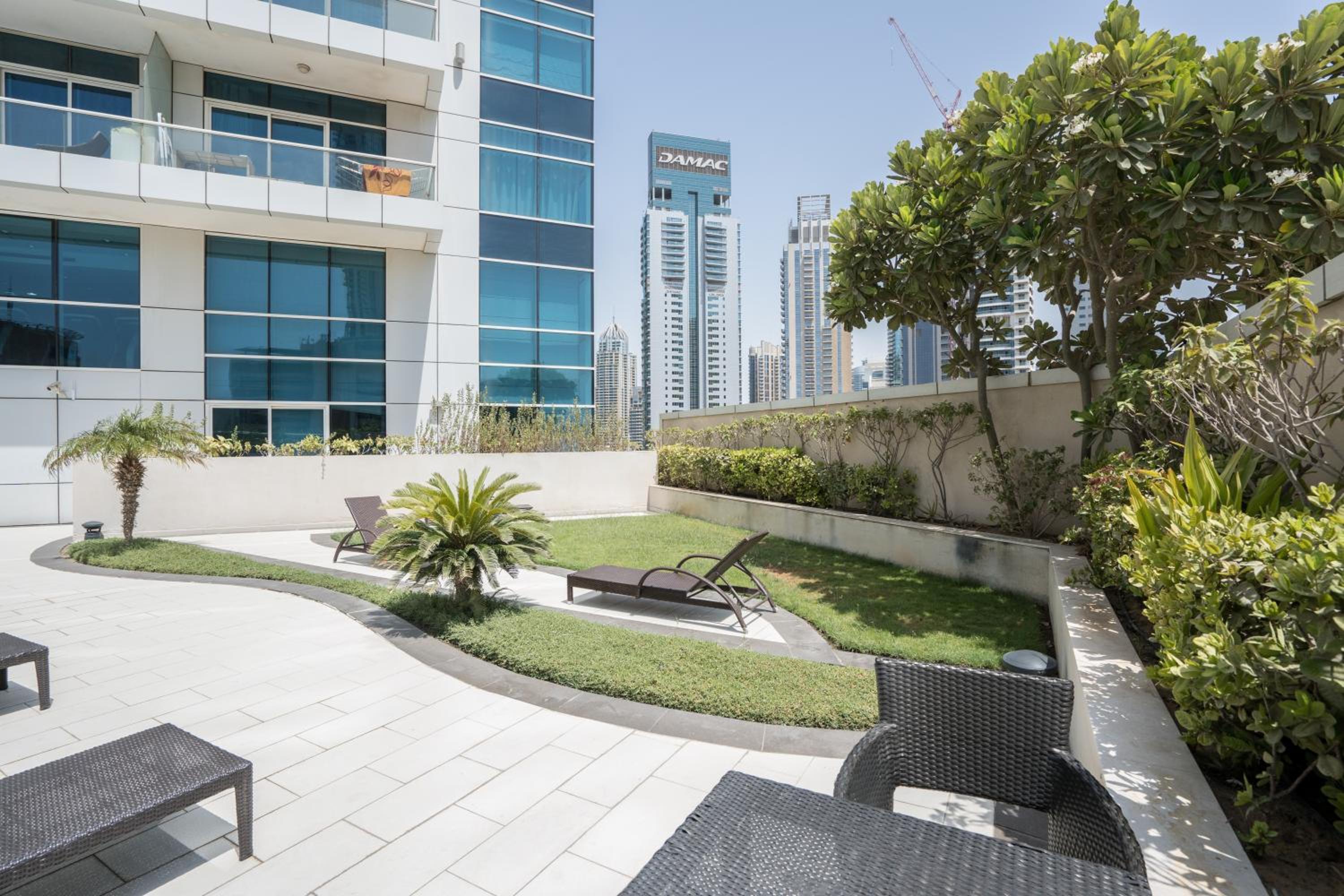 HiGuests - Exceptional Apt with Furnished Terrace By the Sea