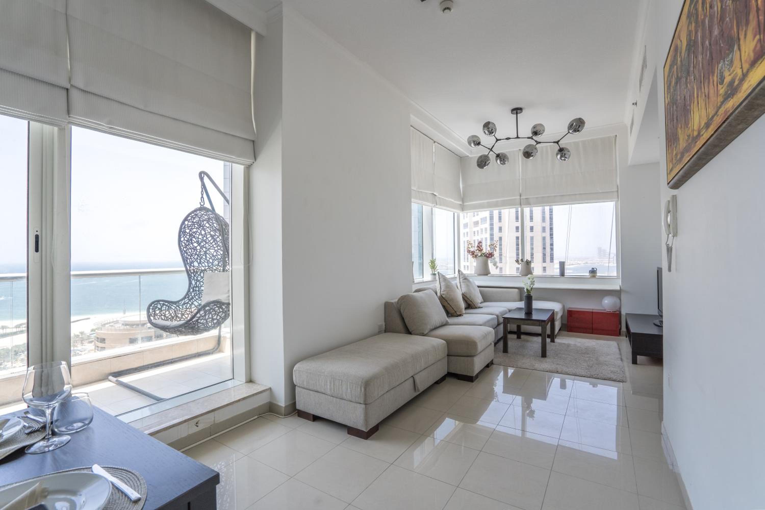 HiGuests - Exceptional Apt with Furnished Terrace By the Sea