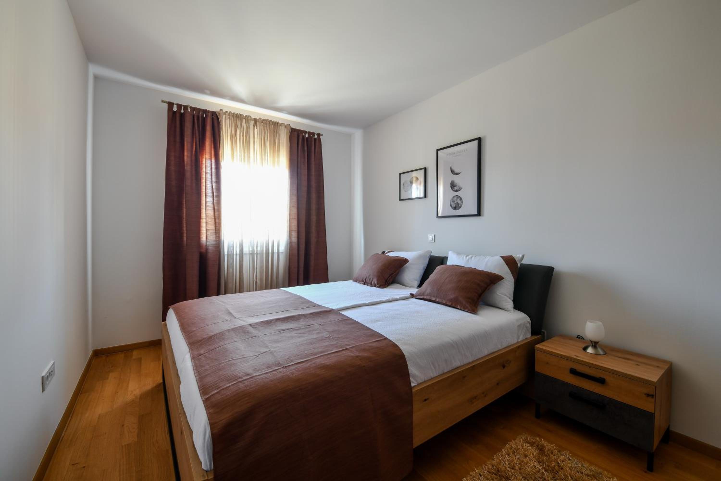 Spacious apartment Nero with free parking view 4