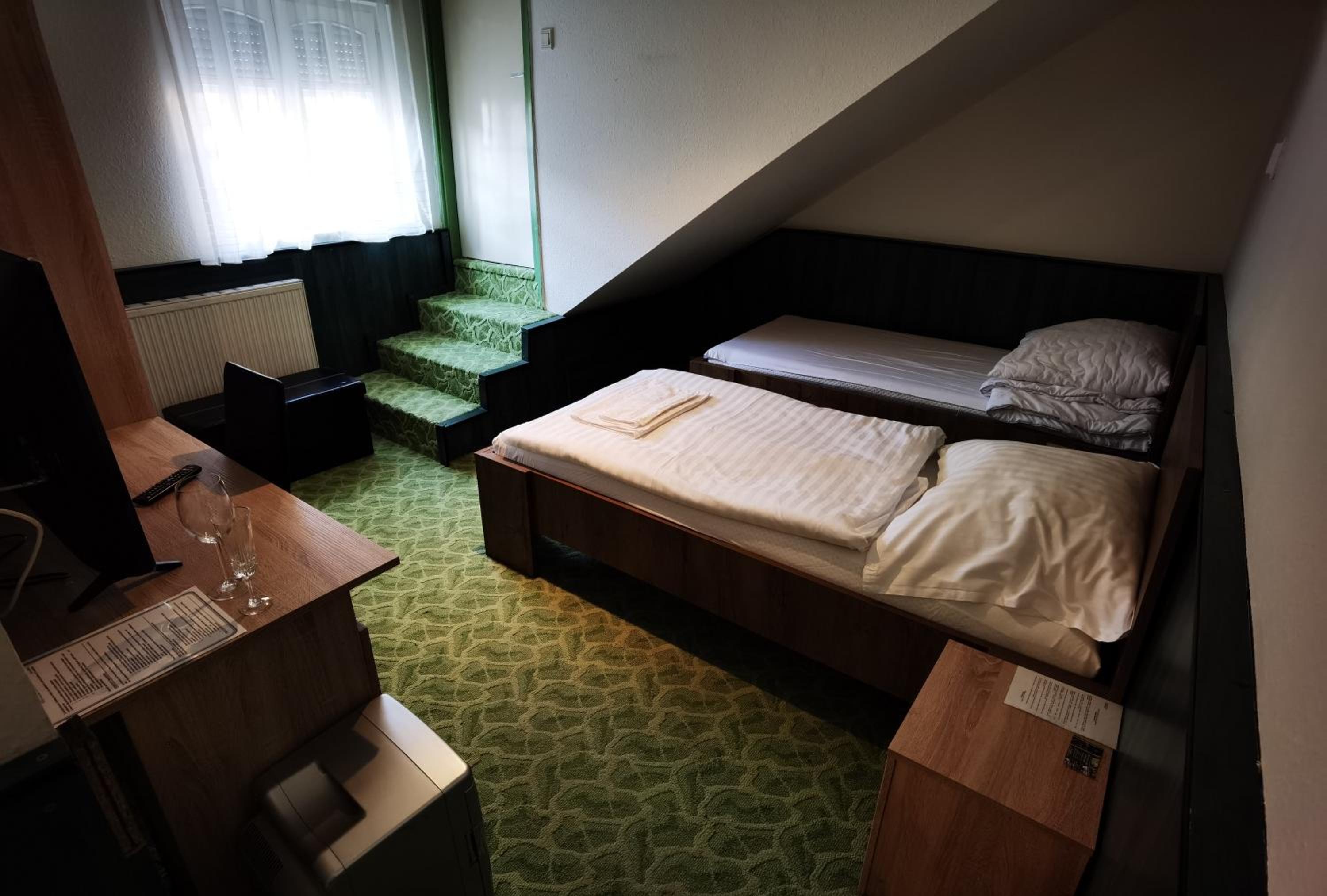 KOMPLEX -Rendezvénytermek-Panzió-Apartman-Irodák- view 3
