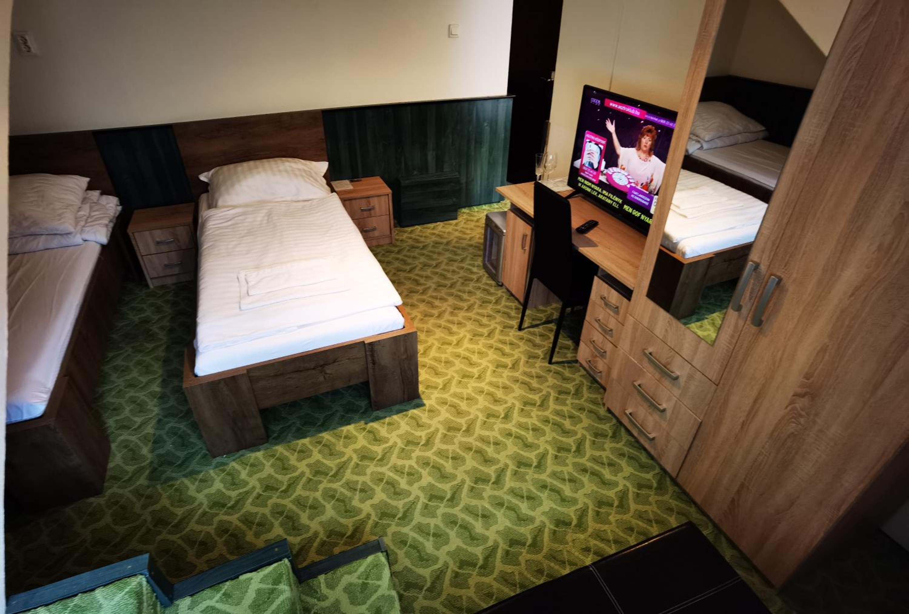 KOMPLEX -Rendezvénytermek-Panzió-Apartman-Irodák- view 4