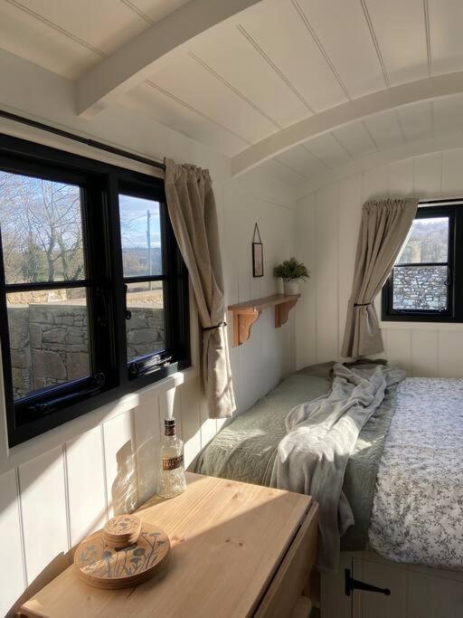 Peaceful Shepherd’s Hut in Beautiful Countryside