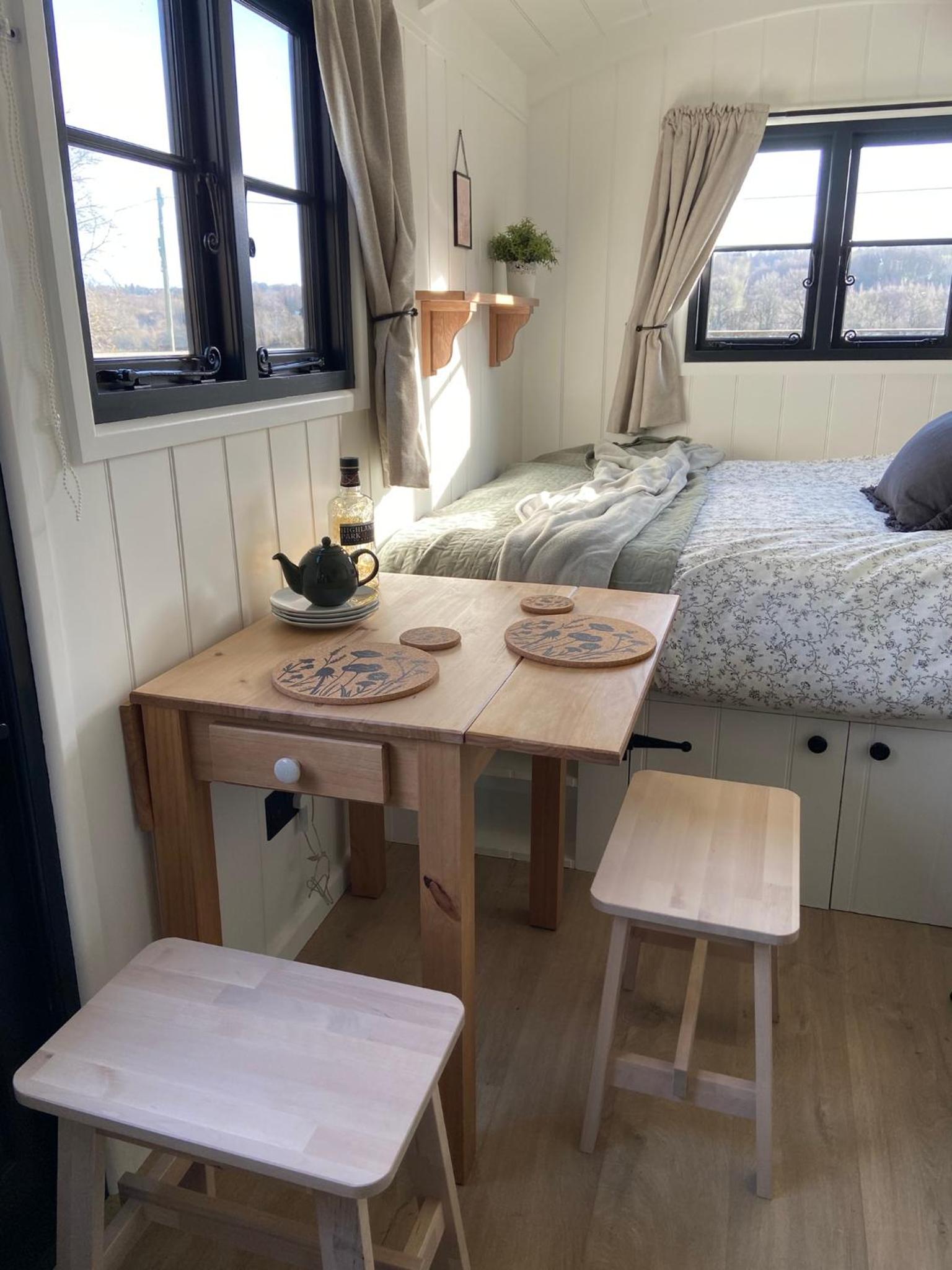 Peaceful Shepherd’s Hut in Beautiful Countryside view 5