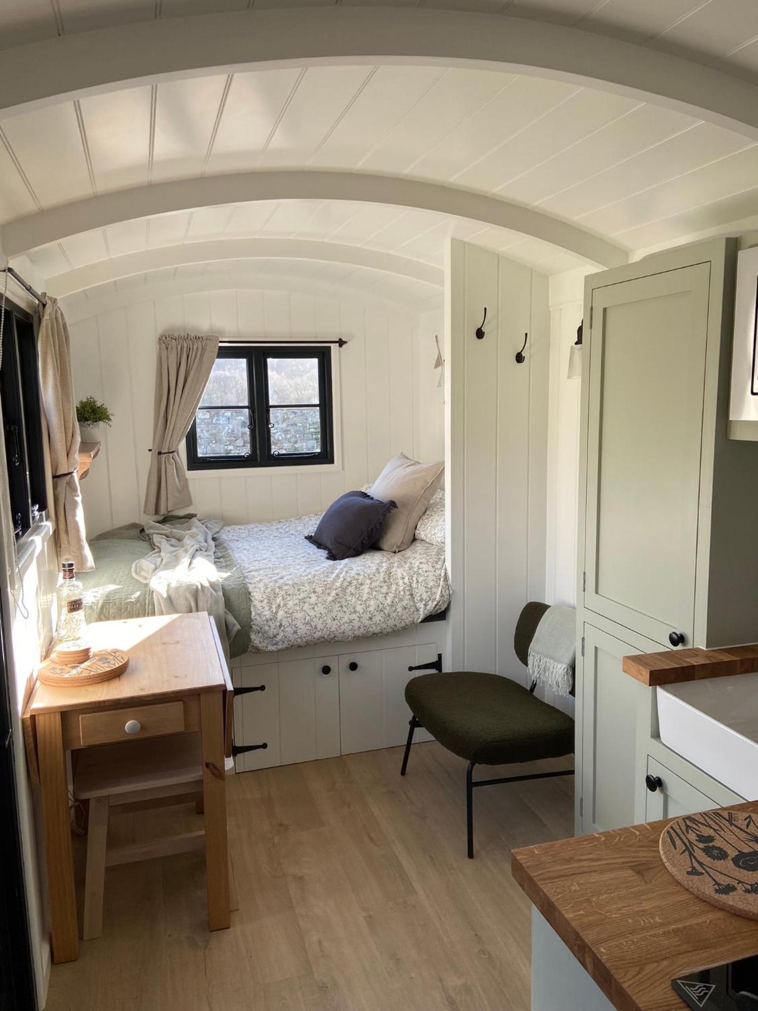 Peaceful Shepherd’s Hut in Beautiful Countryside