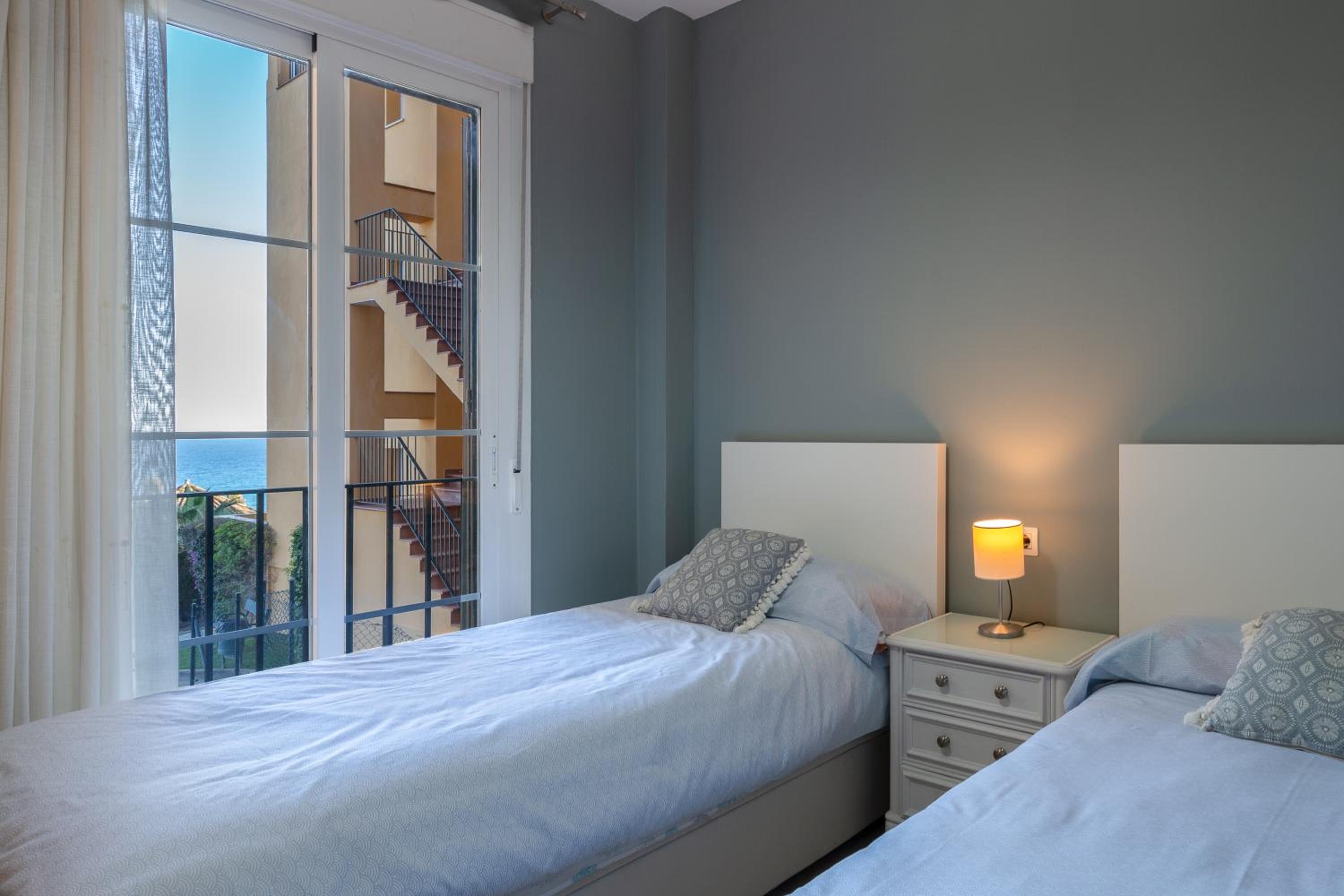 Apartment with three bedrooms, parking, terrace and pool next to the beach. photo 3