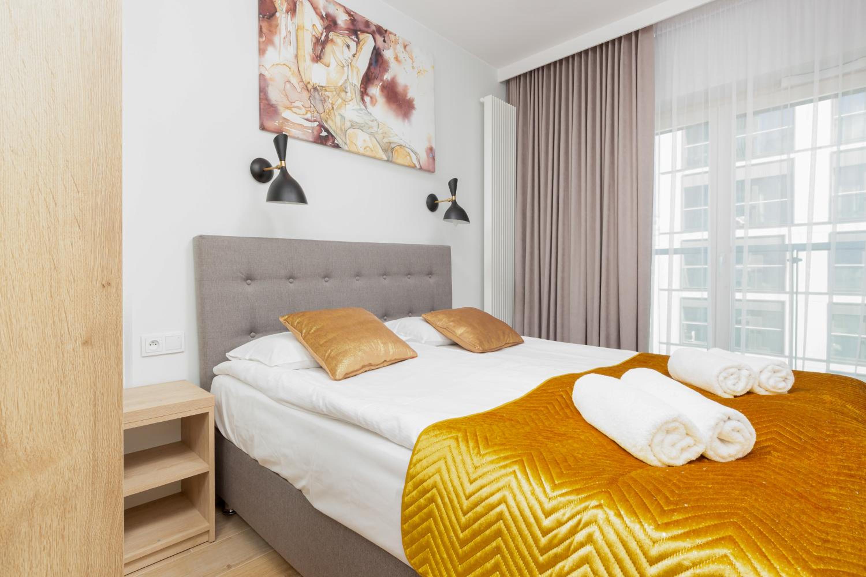 Mennica Residence - City Center Apartments by Renters view 4