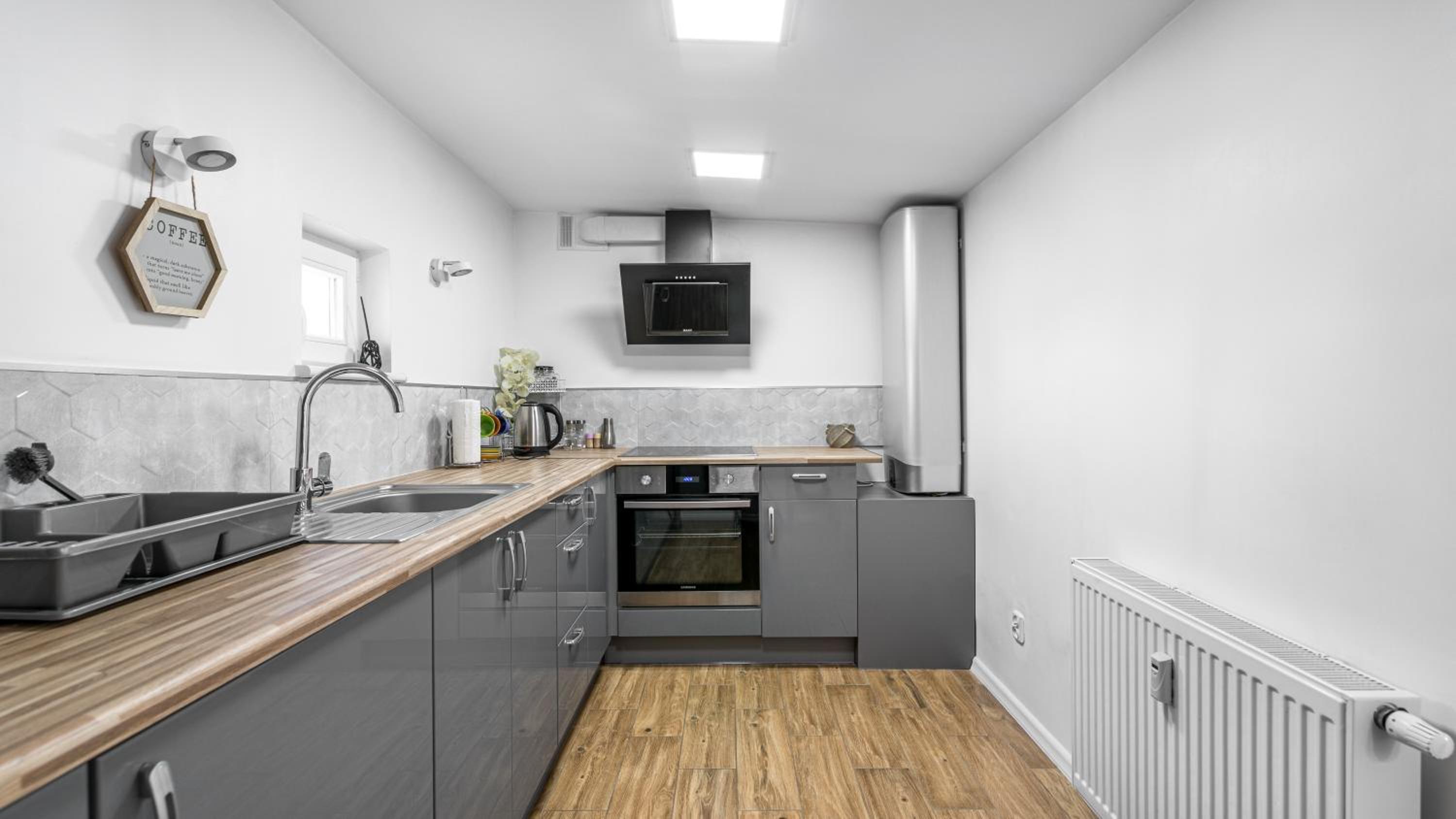Sunny - BillBerry Apartments view 5