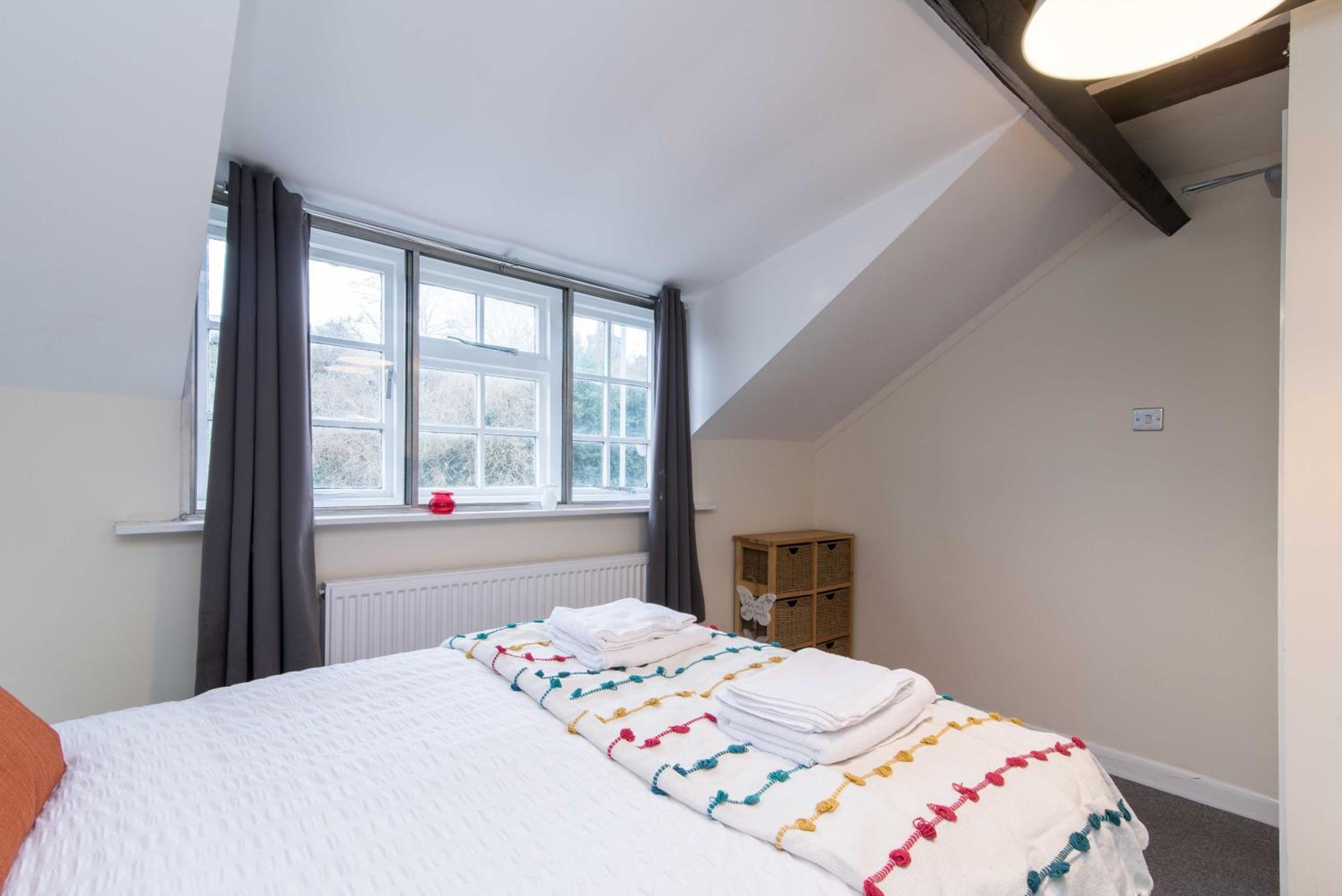 Excellent 3 Bedroom House - Close to Airport view 5