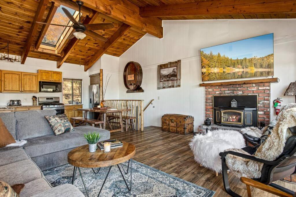 **LOCATION!!** Lake View, Hot Tub & Game Room