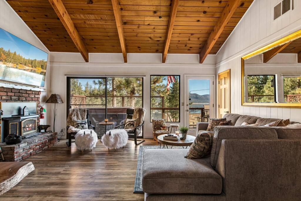 **LOCATION!!** Lake View, Hot Tub & Game Room