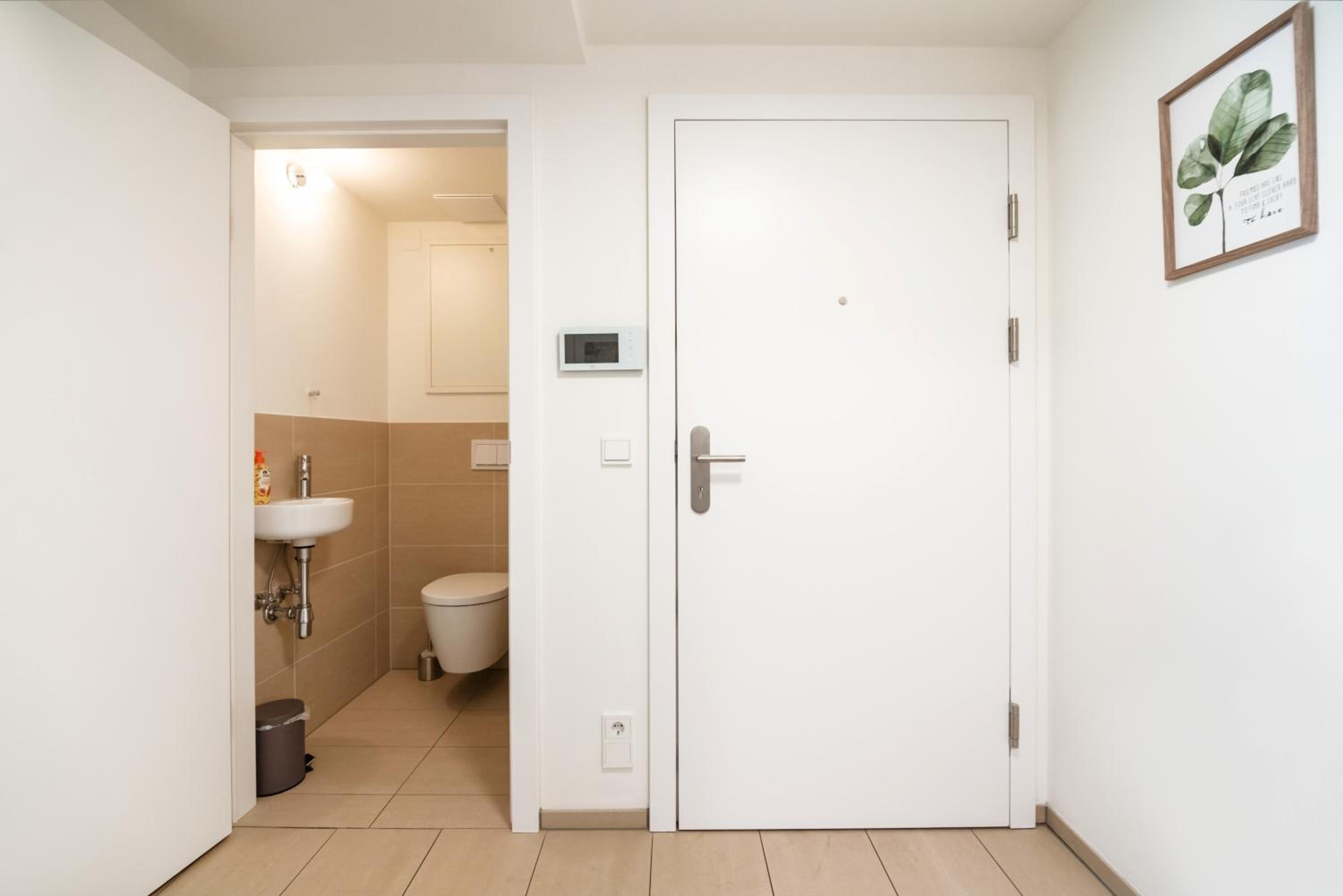 Quiet and cozy apartment next to Mariahilfer Strasse and Naschmarkt with AC
