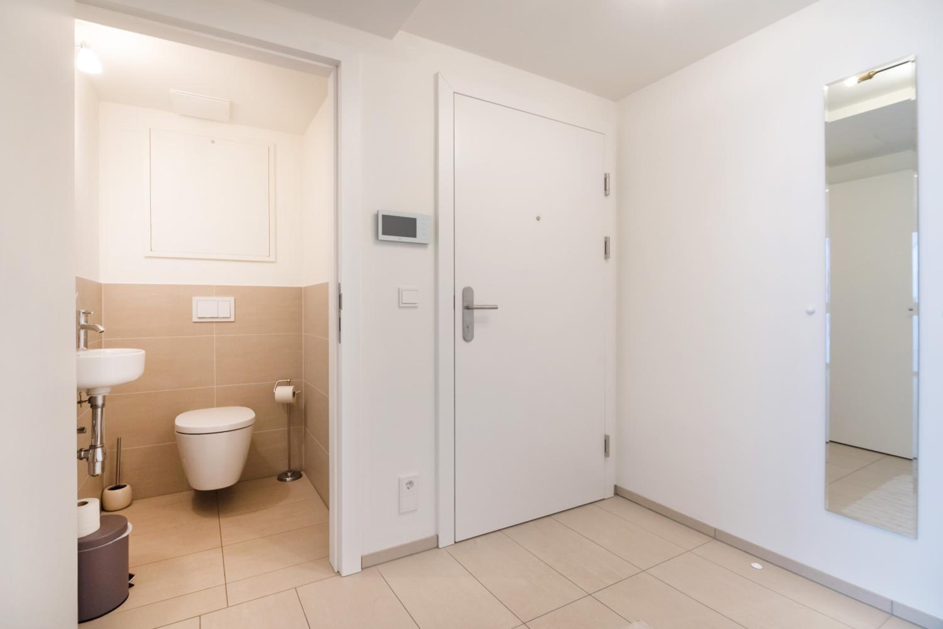 Quiet and cozy apartment next to Mariahilfer Strasse and Naschmarkt with AC
