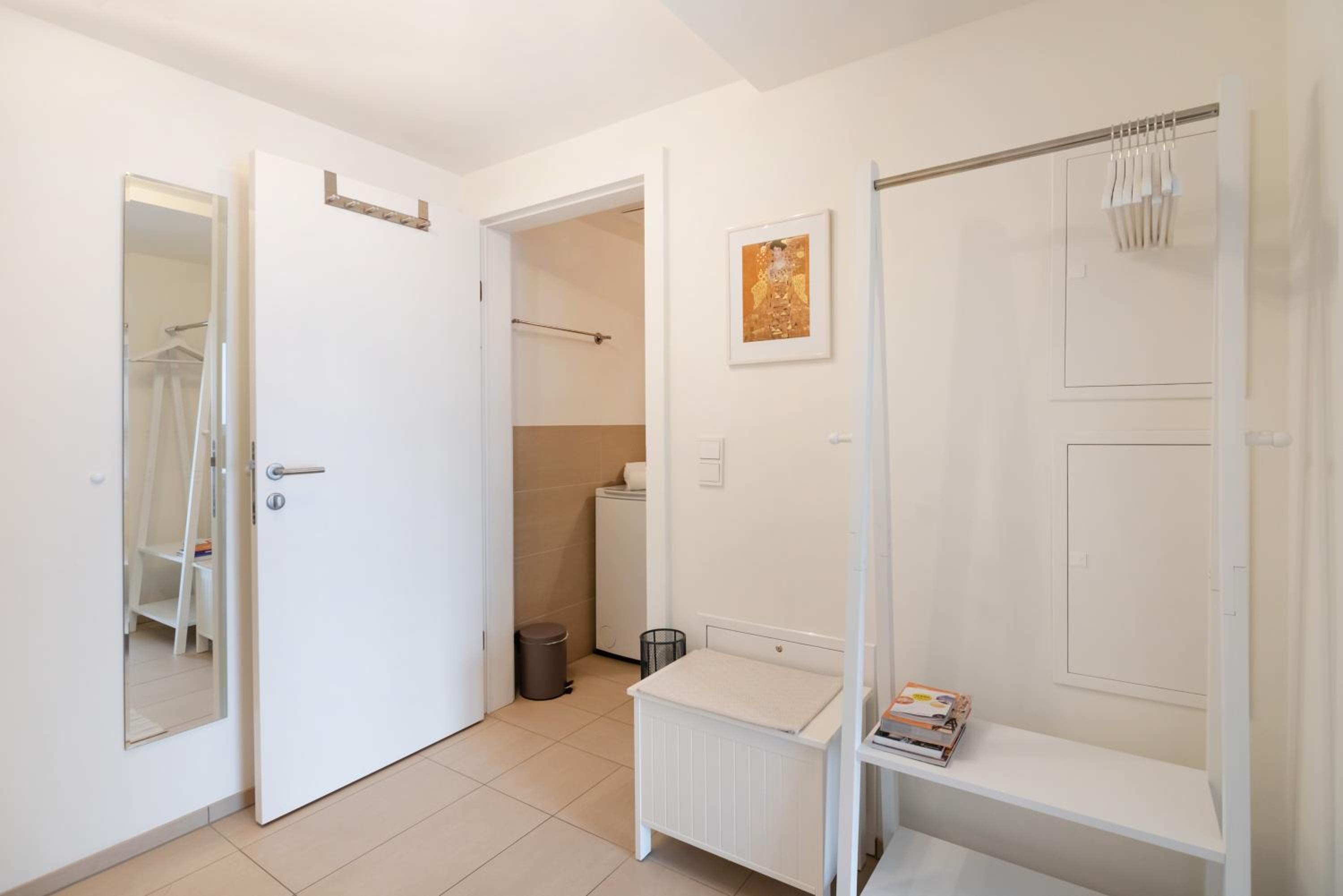Quiet and cozy apartment next to Mariahilfer Strasse and Naschmarkt with AC