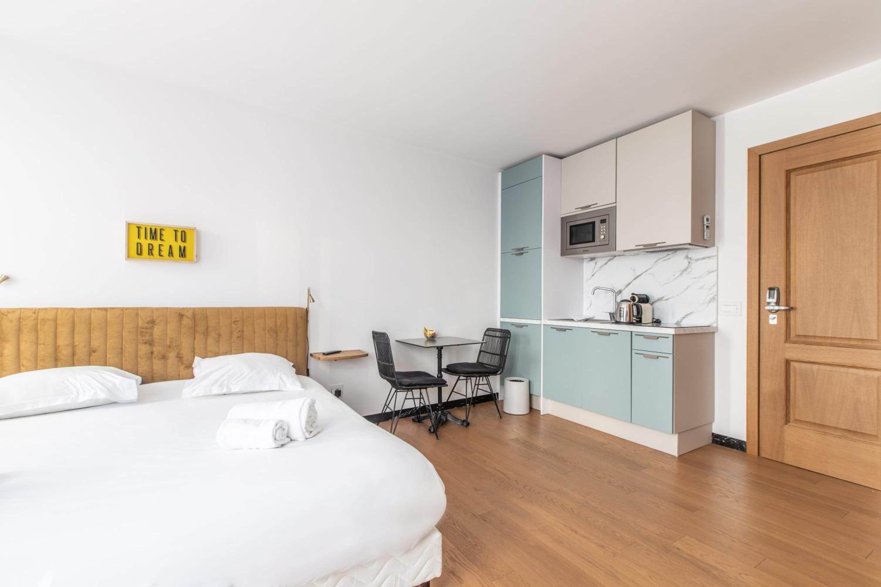 Deluxe Studio with Balcony - Cannes Center - Marche Forville - 5 min Palais, Croisette & Plages photo 3