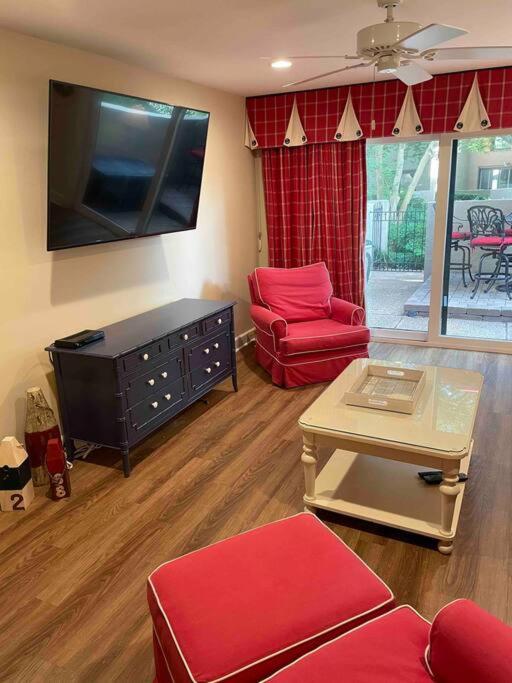 In the Heart of Harbour Town 2BR 2BA Pool Access Close to Beach