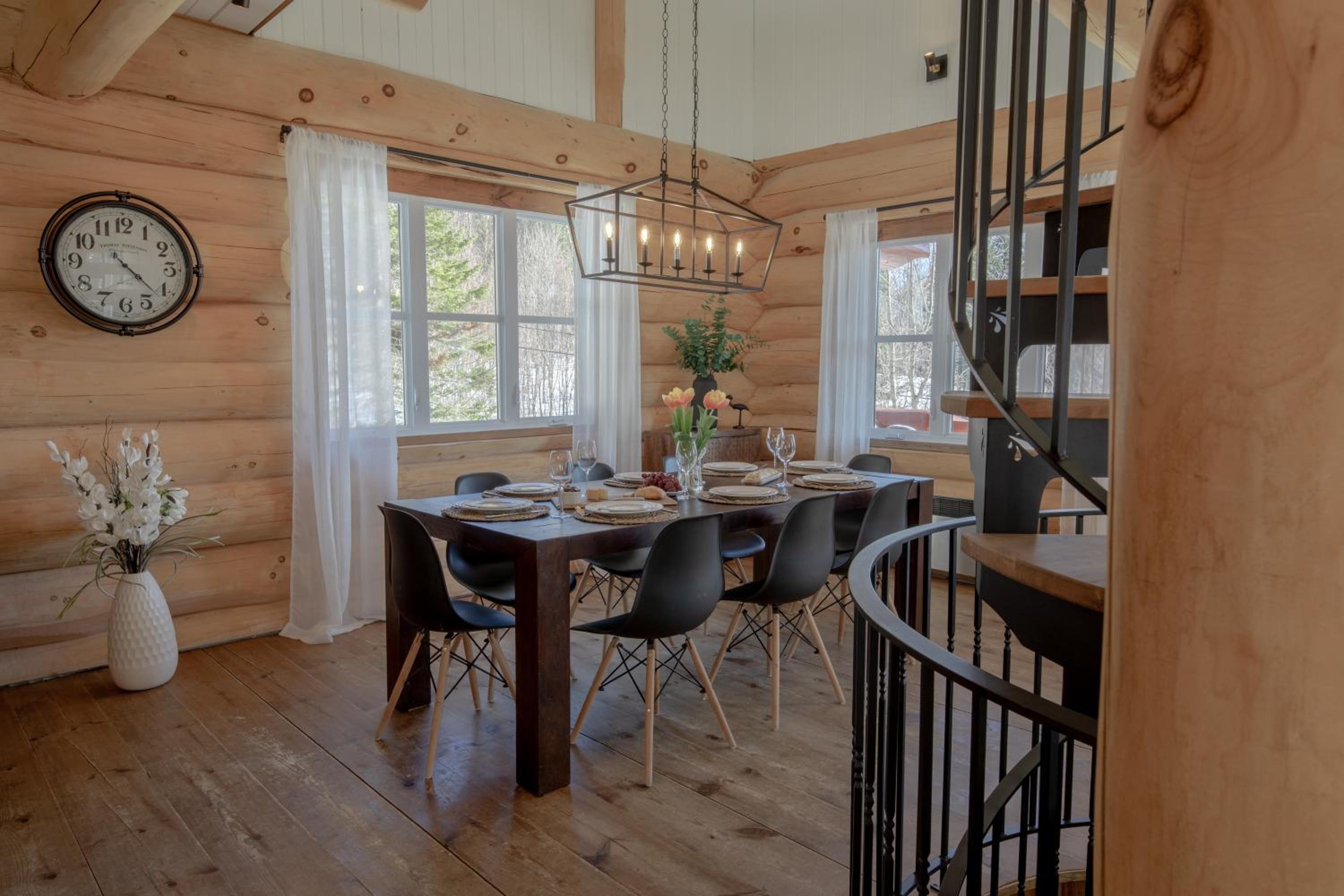 Breathtaking log house with HotTub - Winter fun in Tremblant