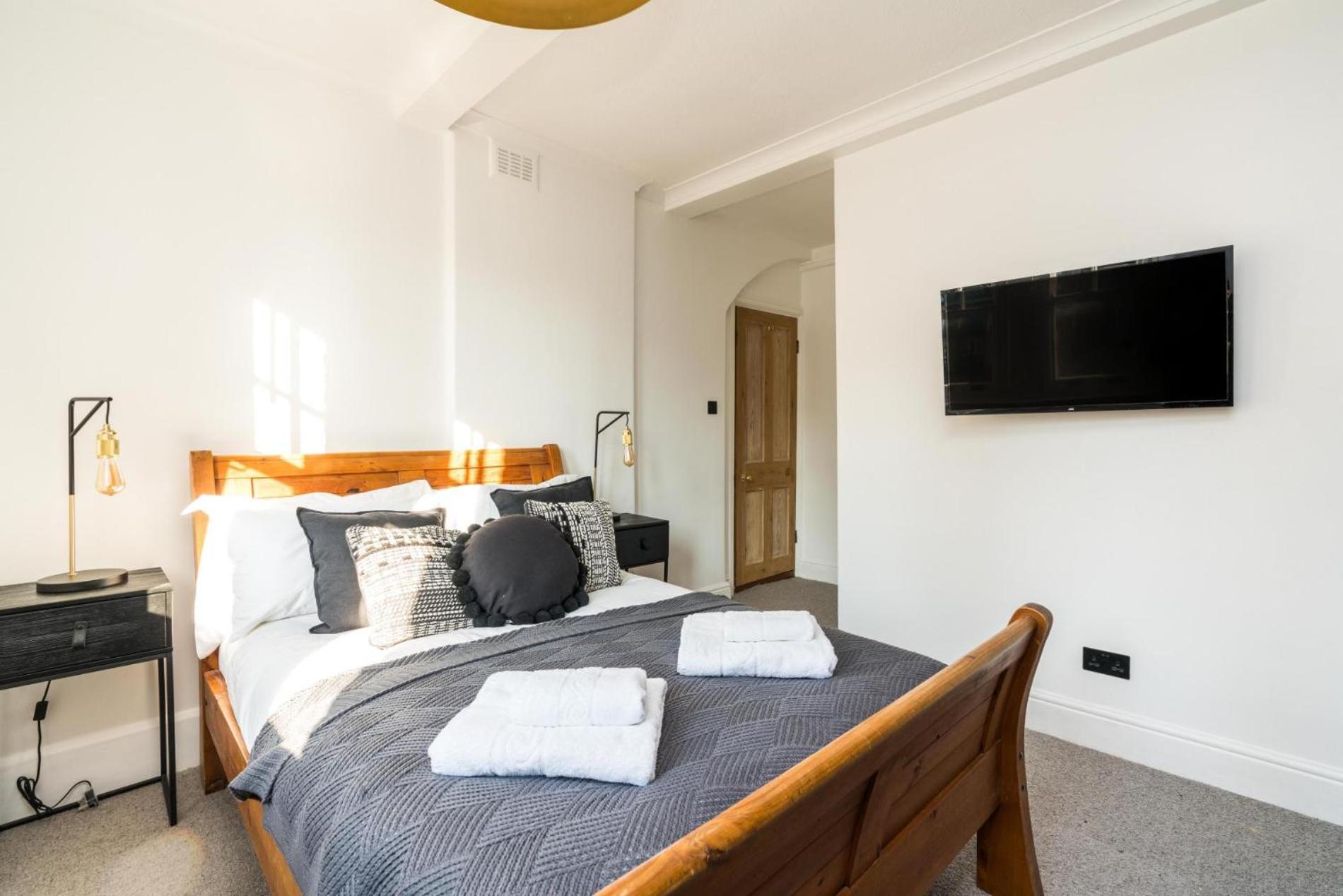 Stunning 3BD Riverside Flat Communal Roof Terrace