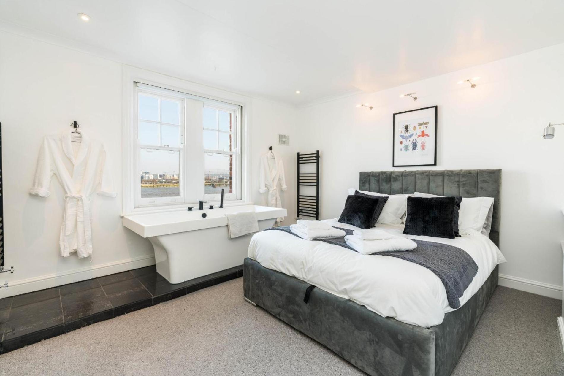 Stunning 3BD Riverside Flat Communal Roof Terrace