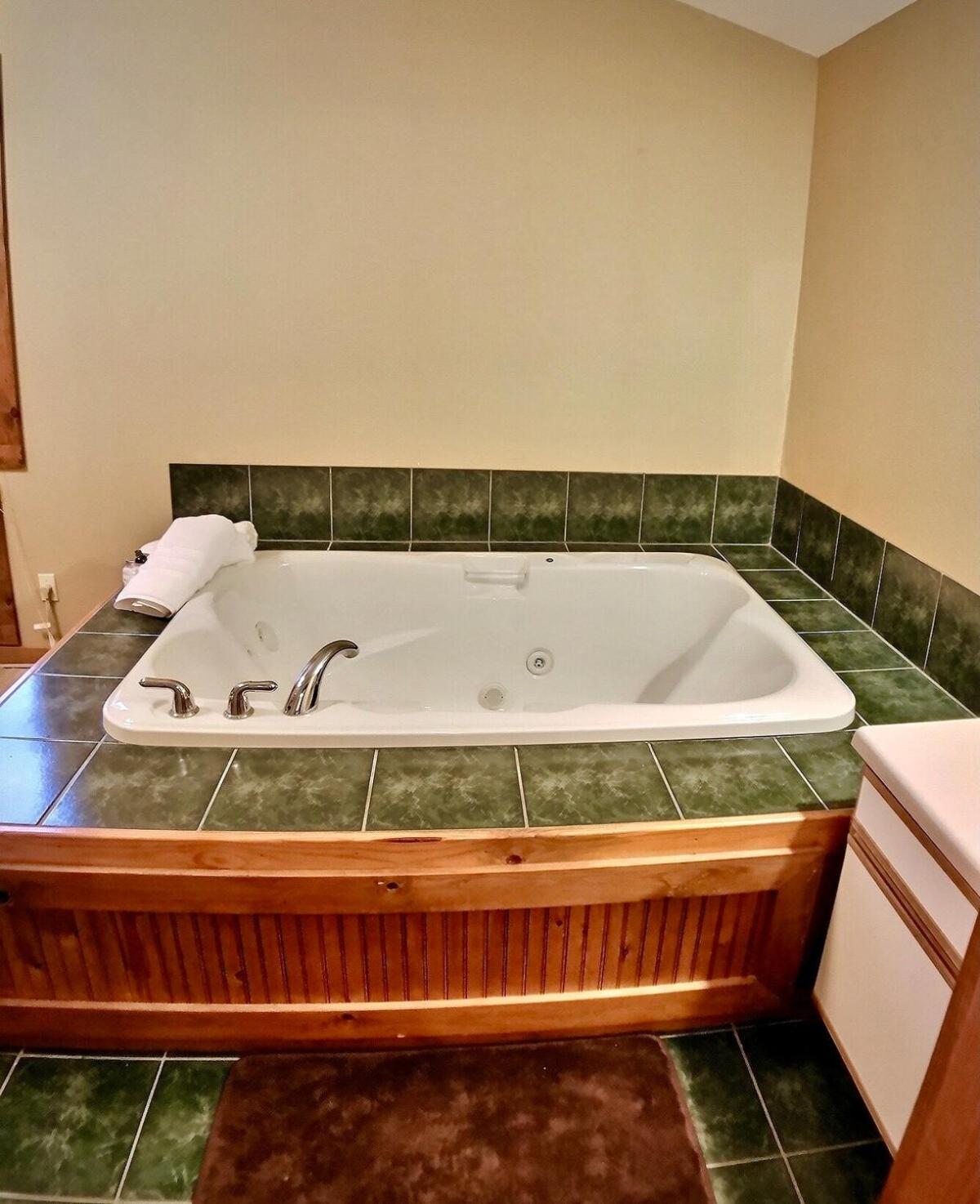 Cedar Creek Cabins #1 - Giant Spa Tub, Large Wooded Porch, Full Kitchen, 1 Bedroom view 2