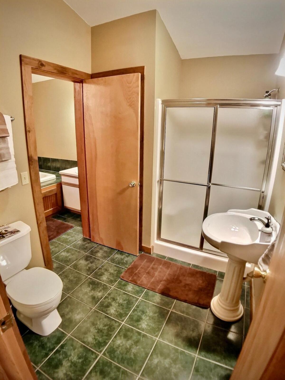 Cedar Creek Cabins #1 - Giant Spa Tub, Large Wooded Porch, Full Kitchen, 1 Bedroom view 4
