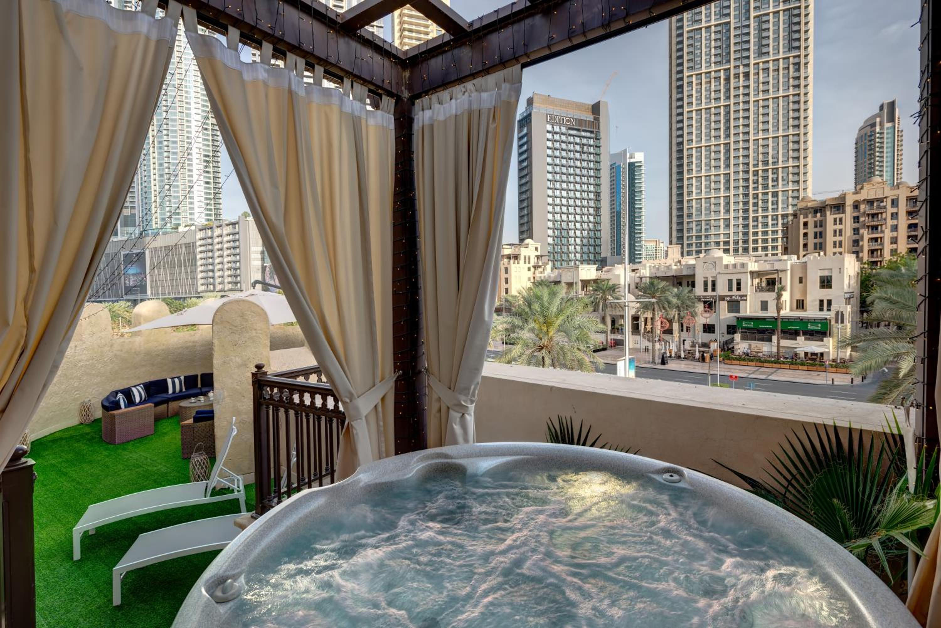 Durrani Homes - Unique Garden Apt at Souk Al Bahar besides Dubai Mall & Burjkhalifa with private jaccuzi