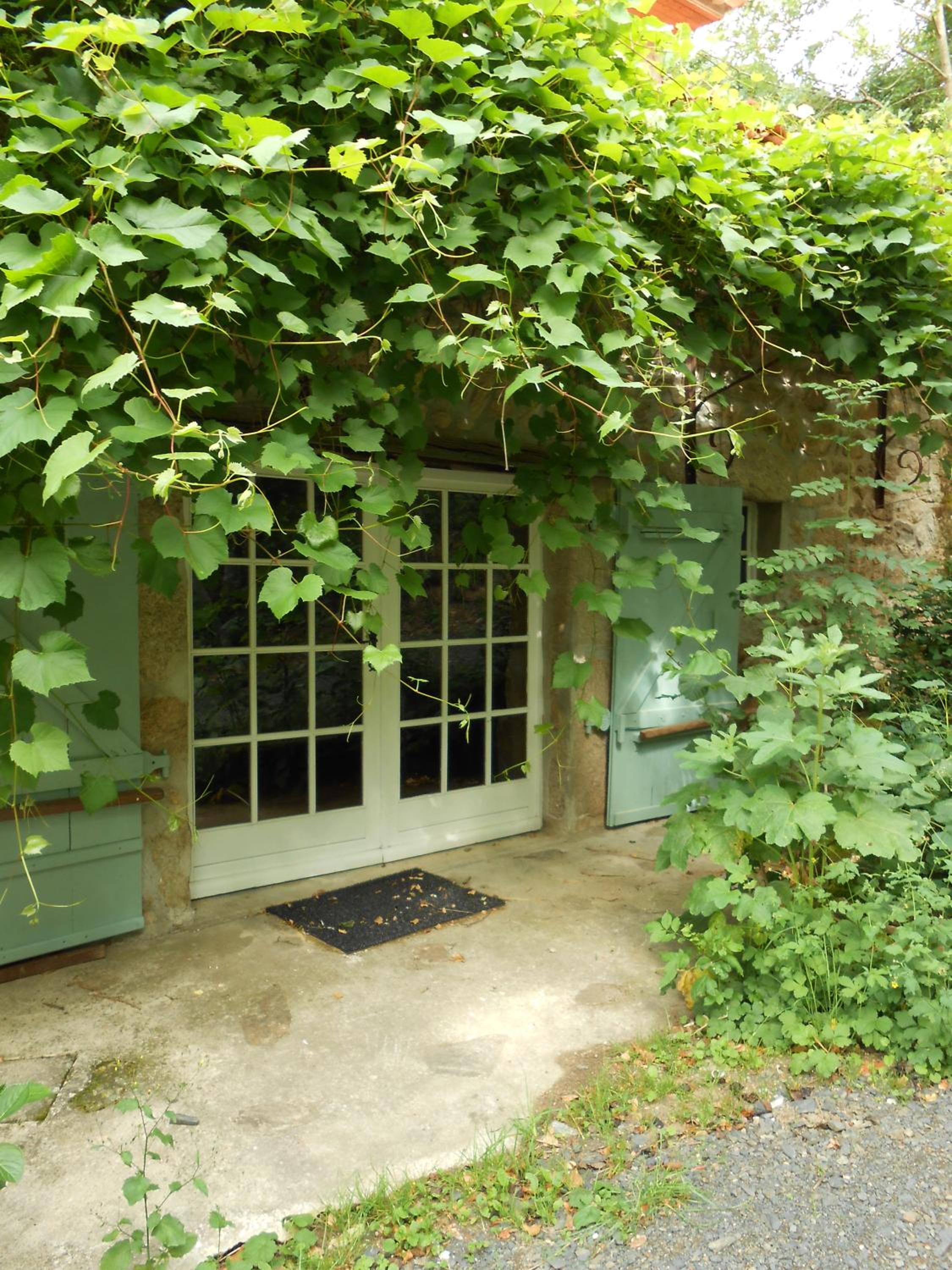Les Grangeonnes, gîtes nature, piscine, sauna pour accueil familiale ou de groupe view 5