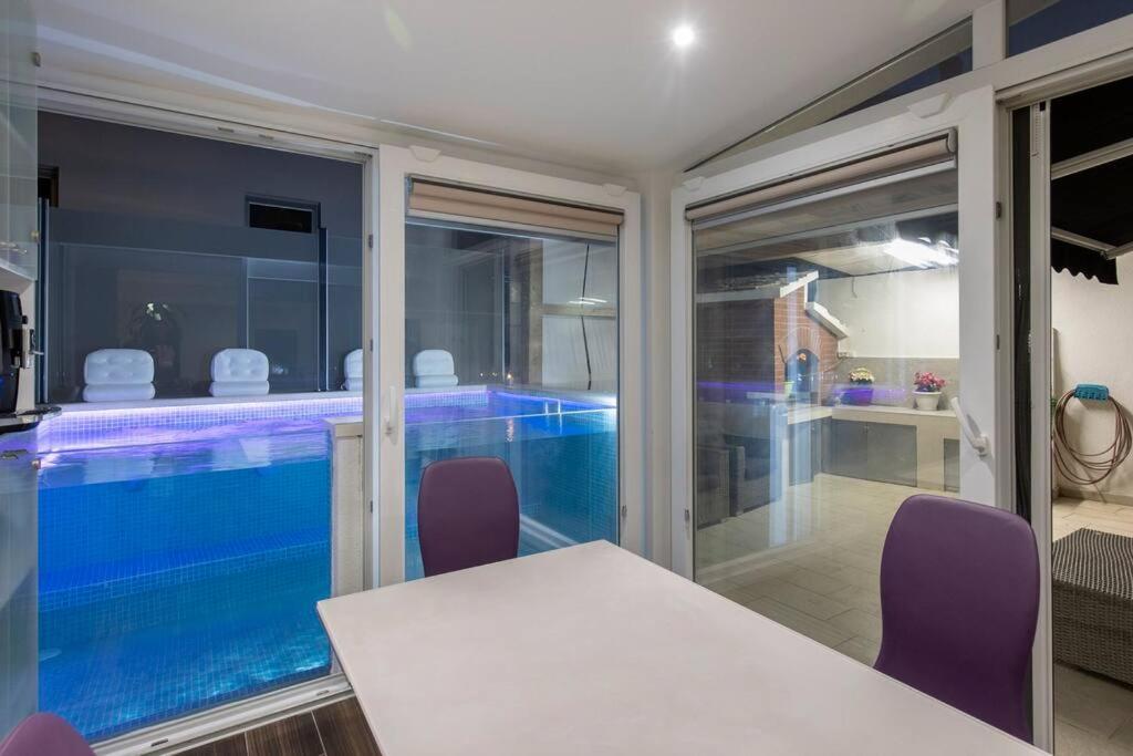 Luxury apartment Martinis with pool view 5