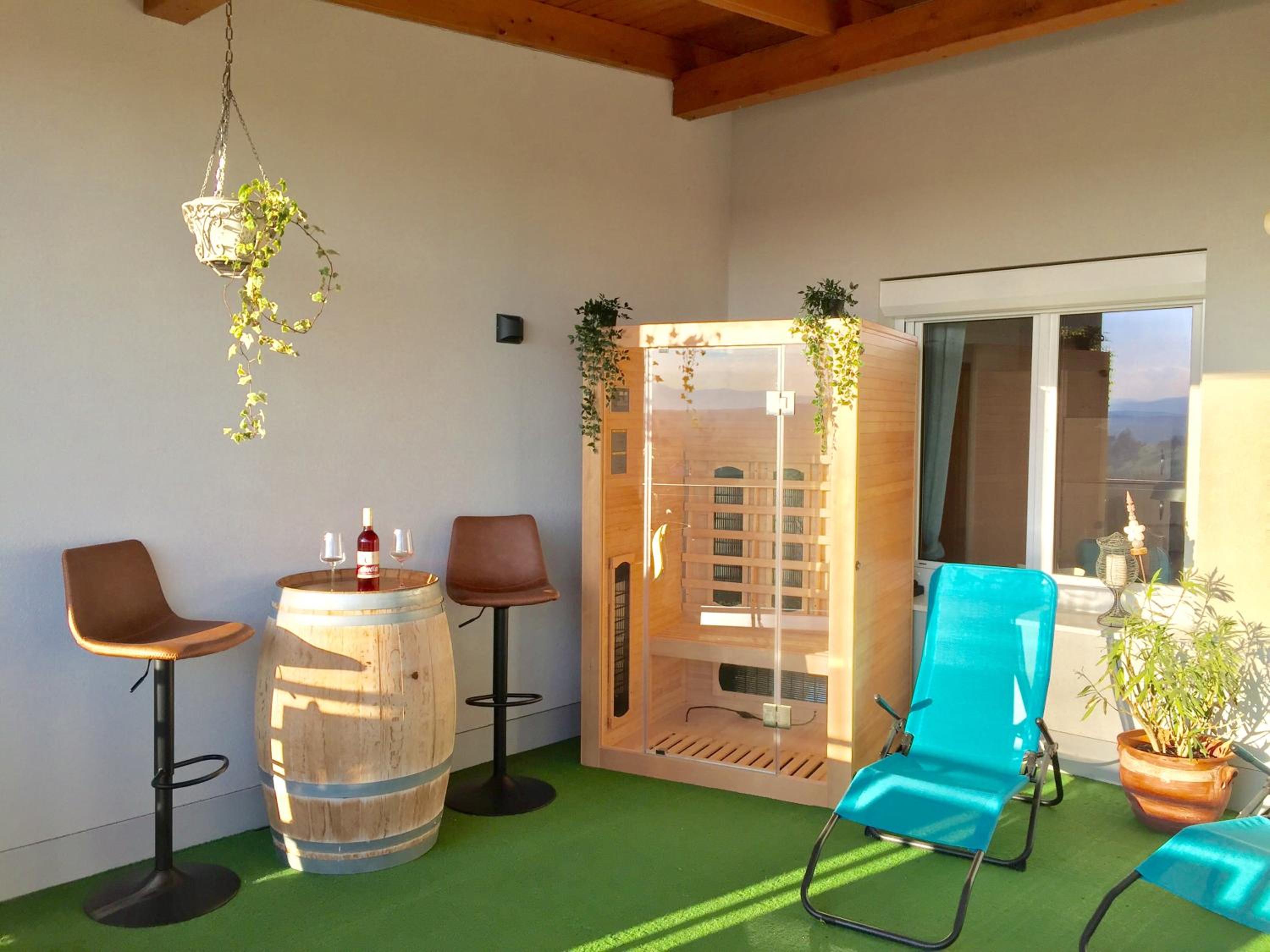Apartment Panoramablick mit Infrarotkabine auf der großen Terrasse und traumhaften Ausblick