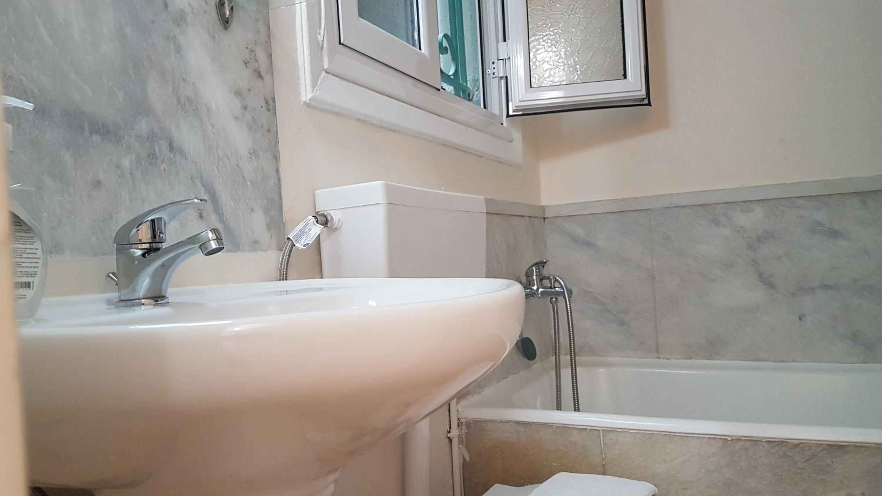Coral Athens Centrer - 3,5 BD , 2 BATH