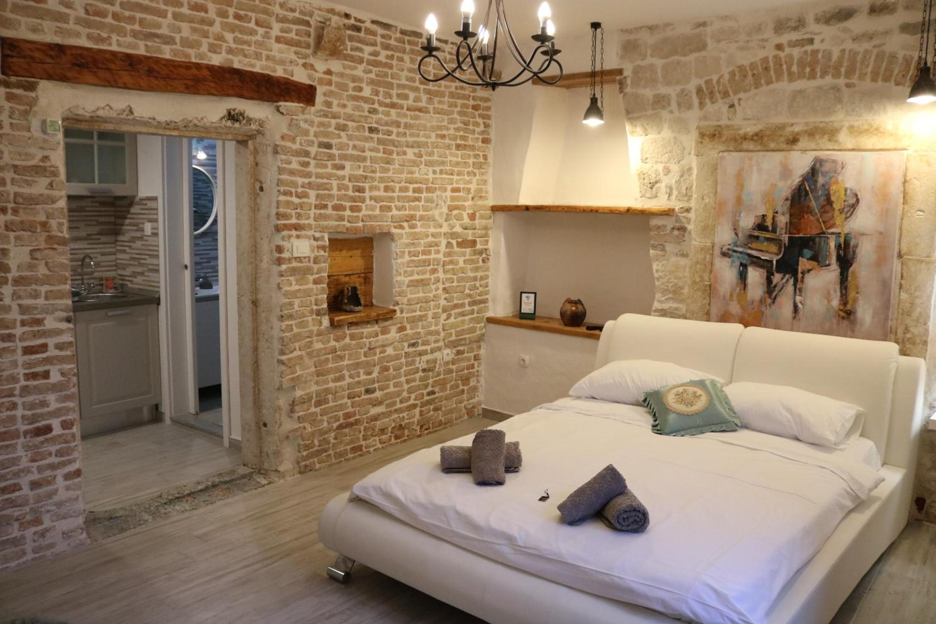 Studios Kadena Trogir - 18th century stone house