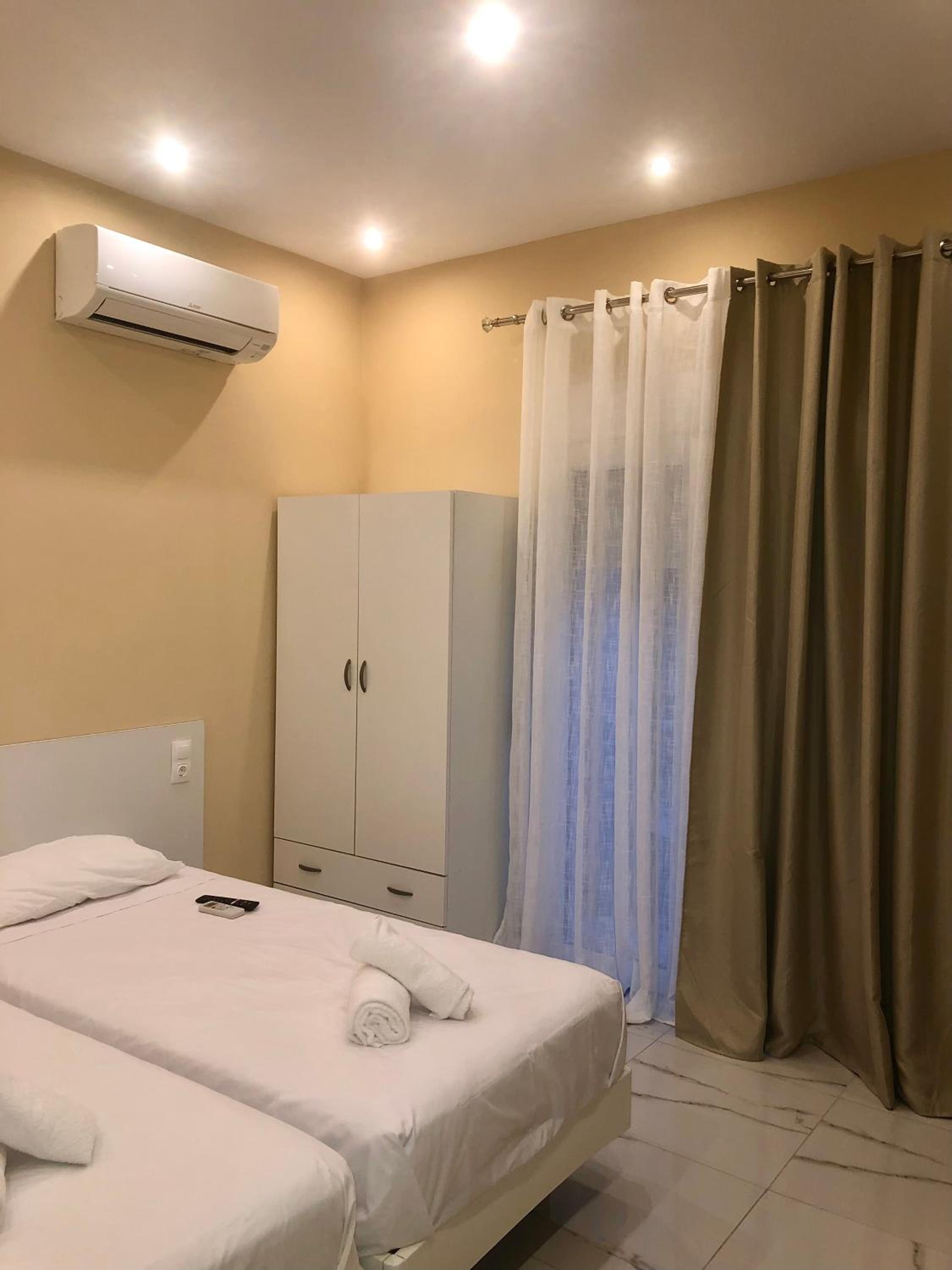 Hotel Bright, big room in the center of Skiathos - Image 1