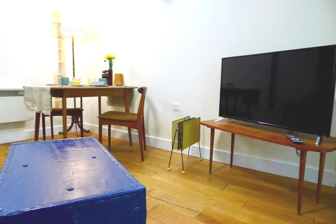 "Dragons Den" Centrally Located Modern Apartment