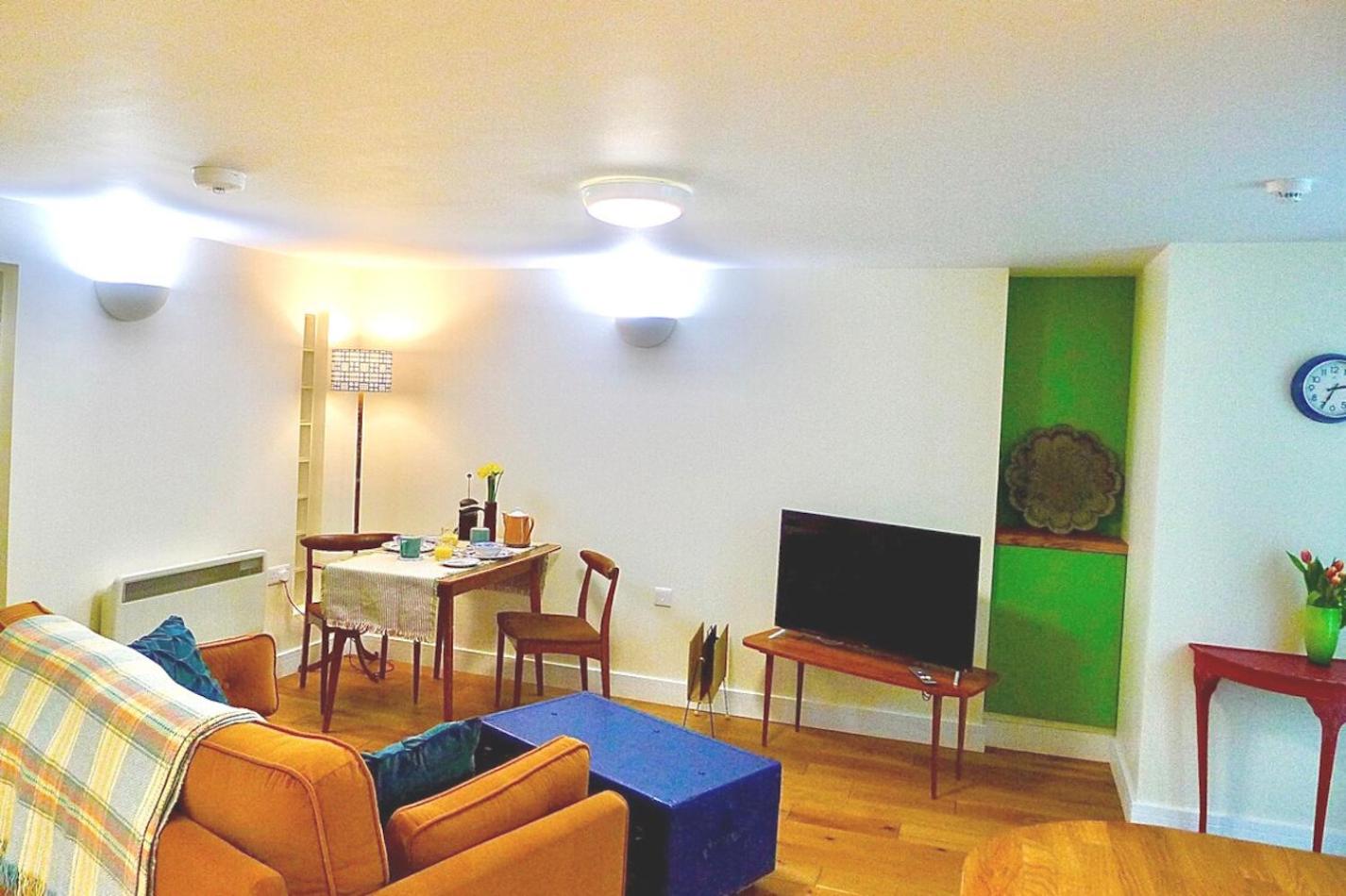 "Dragons Den" Centrally Located Modern Apartment view 4