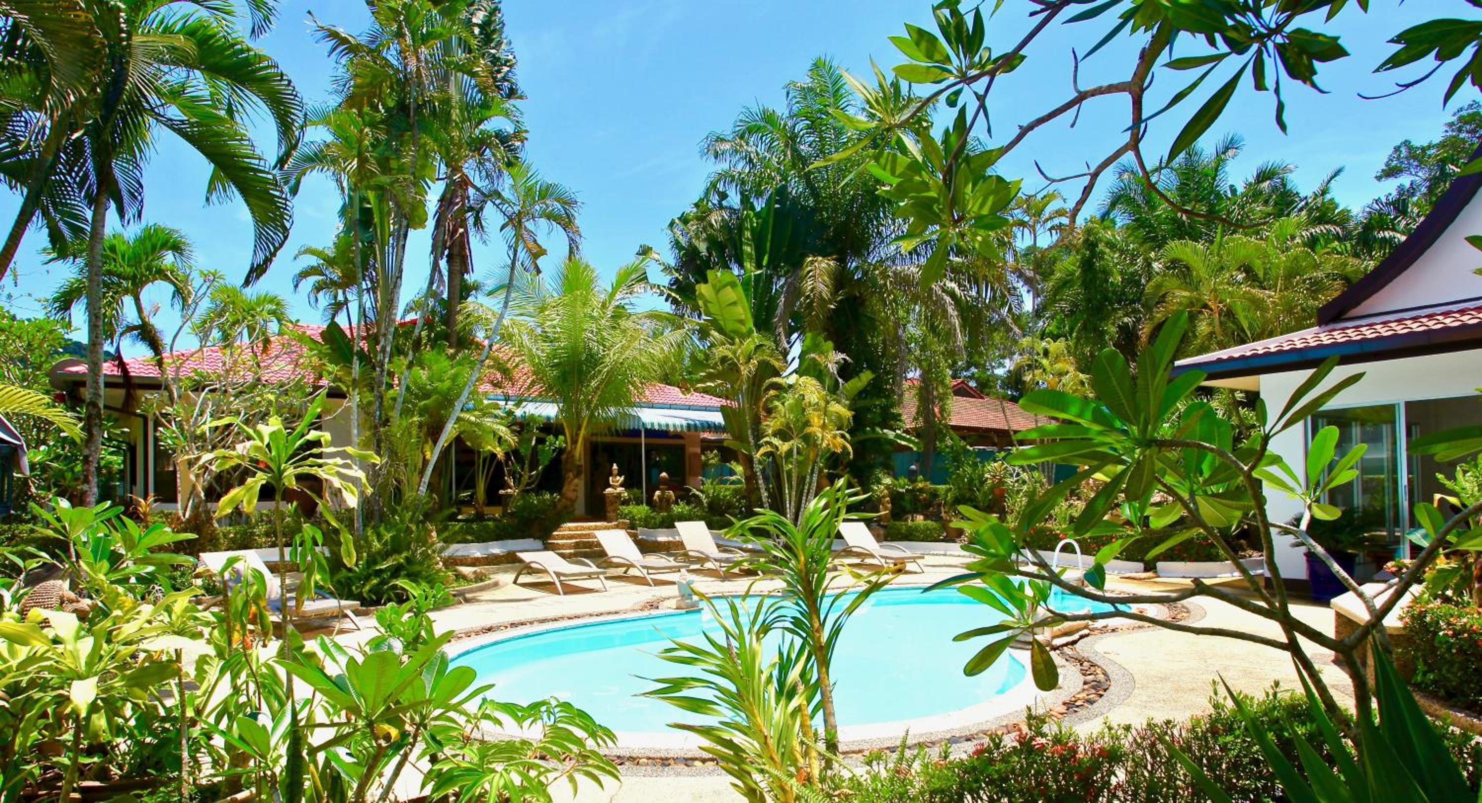 Sunshine Villa and Diving School .