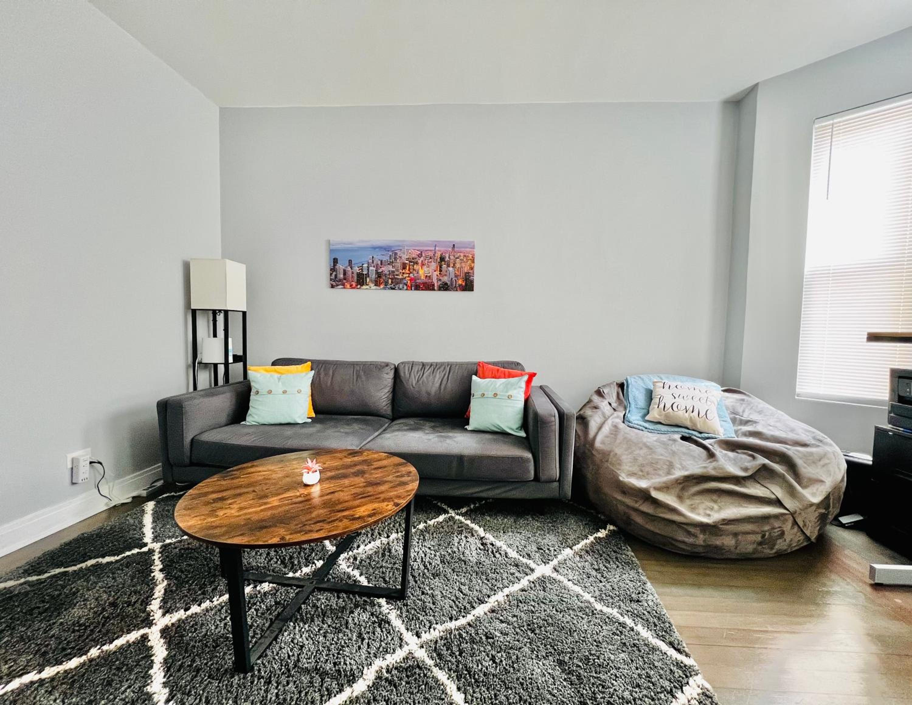 Lovely Logan Square 2-Bedroom in Chicago photo 2
