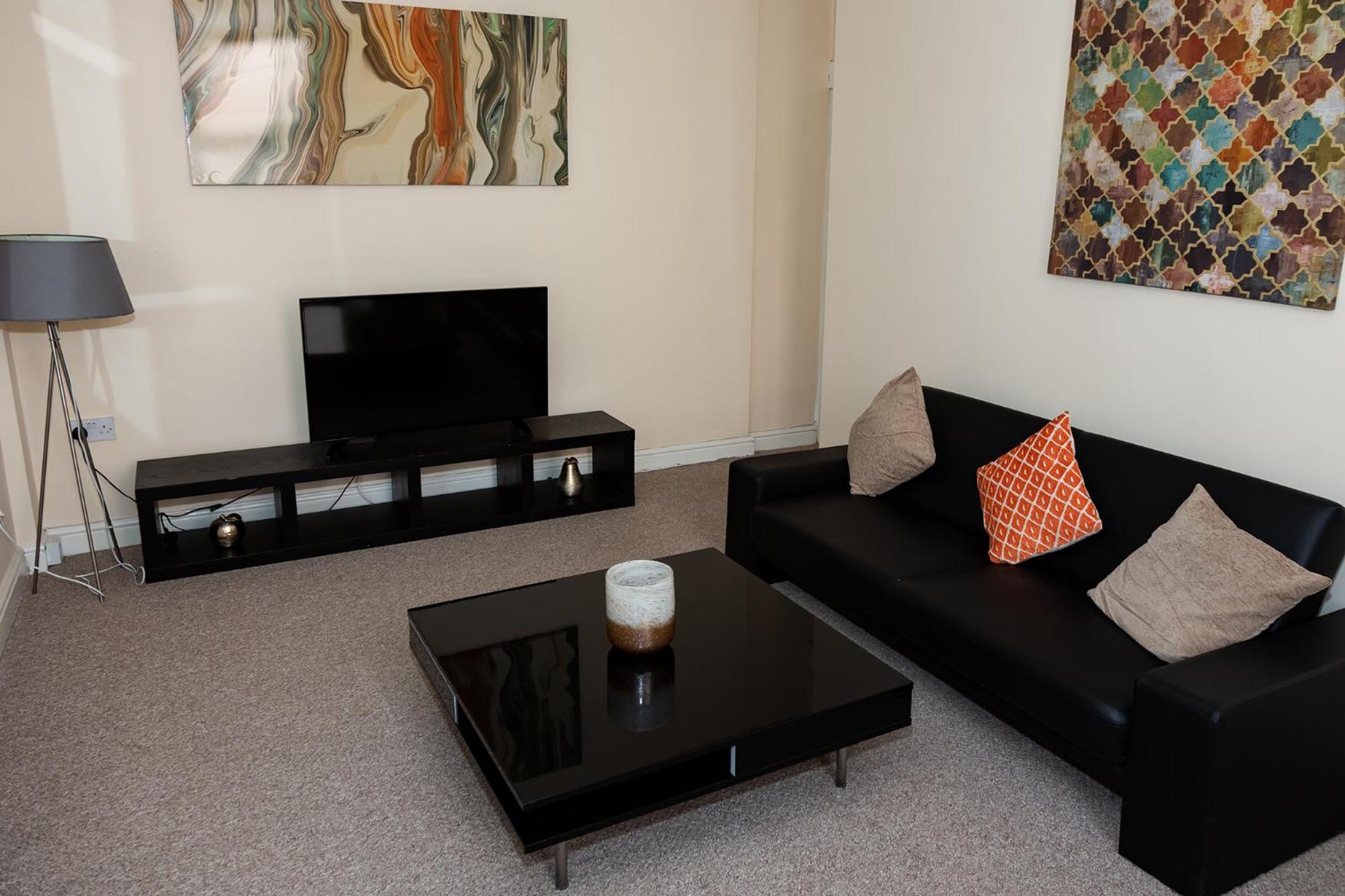 Alexander Apartments Rooms 2 view 3