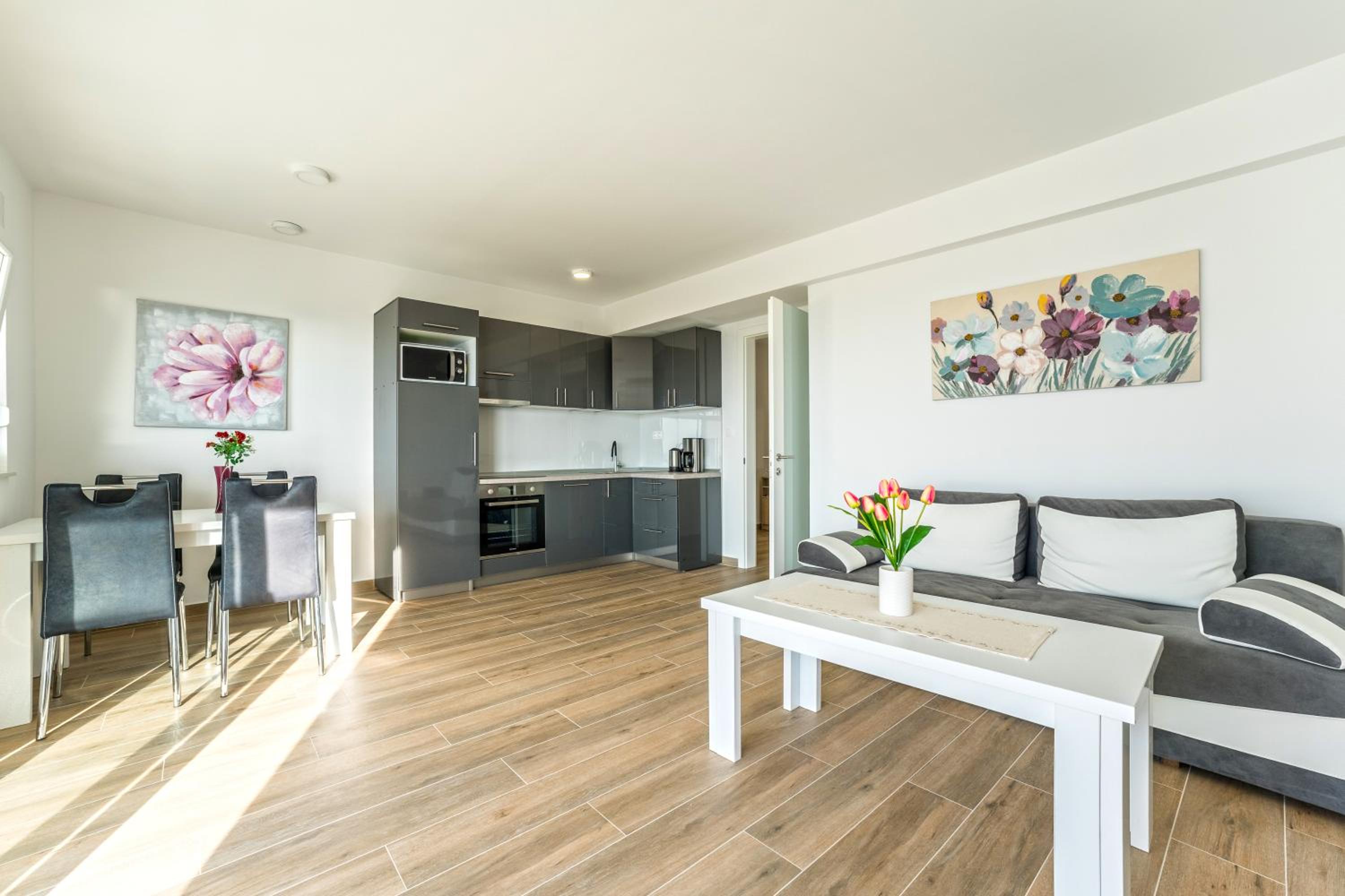 Lejla, sea view apartment with pool view 2