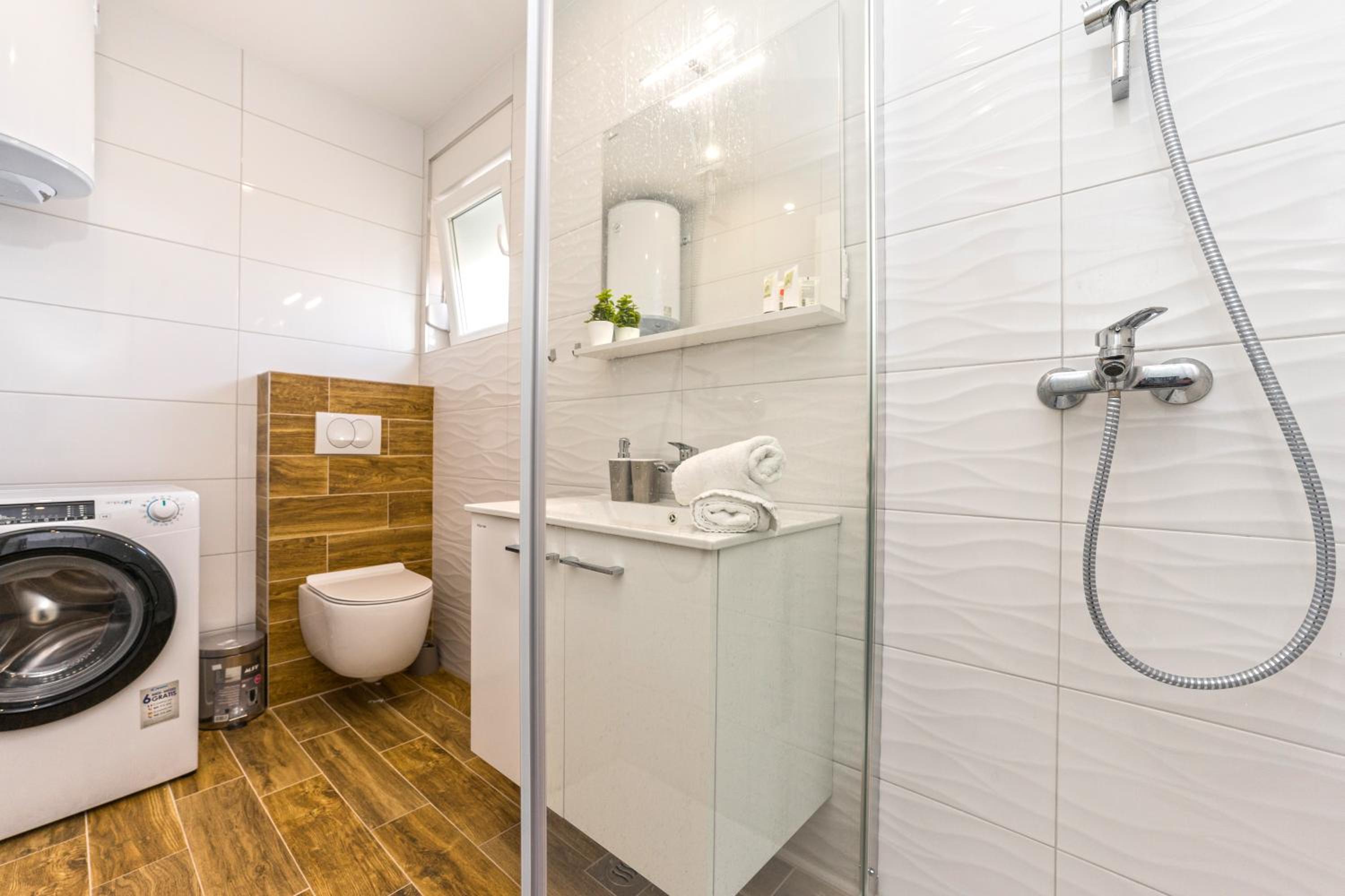 Lejla, sea view apartment with pool