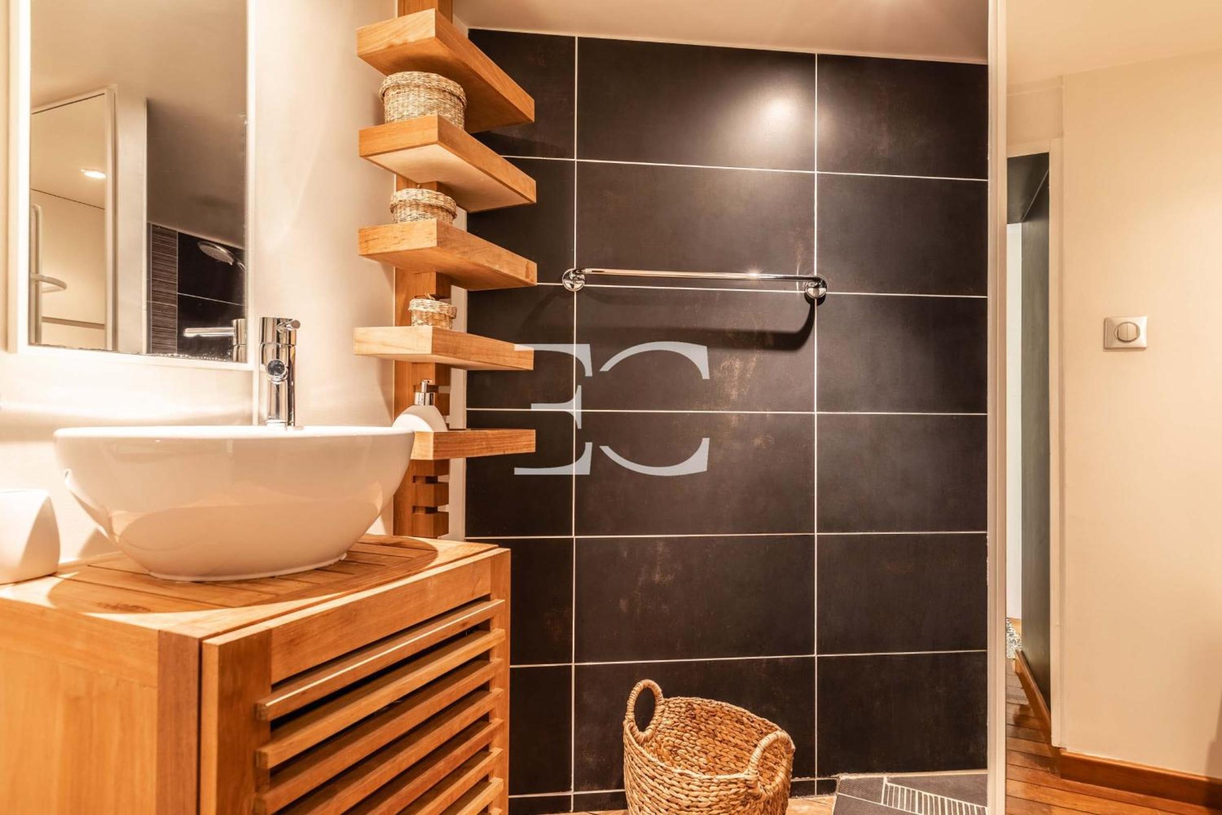 Easy Clés- Loft in front of the Port Vieux beach - Parking