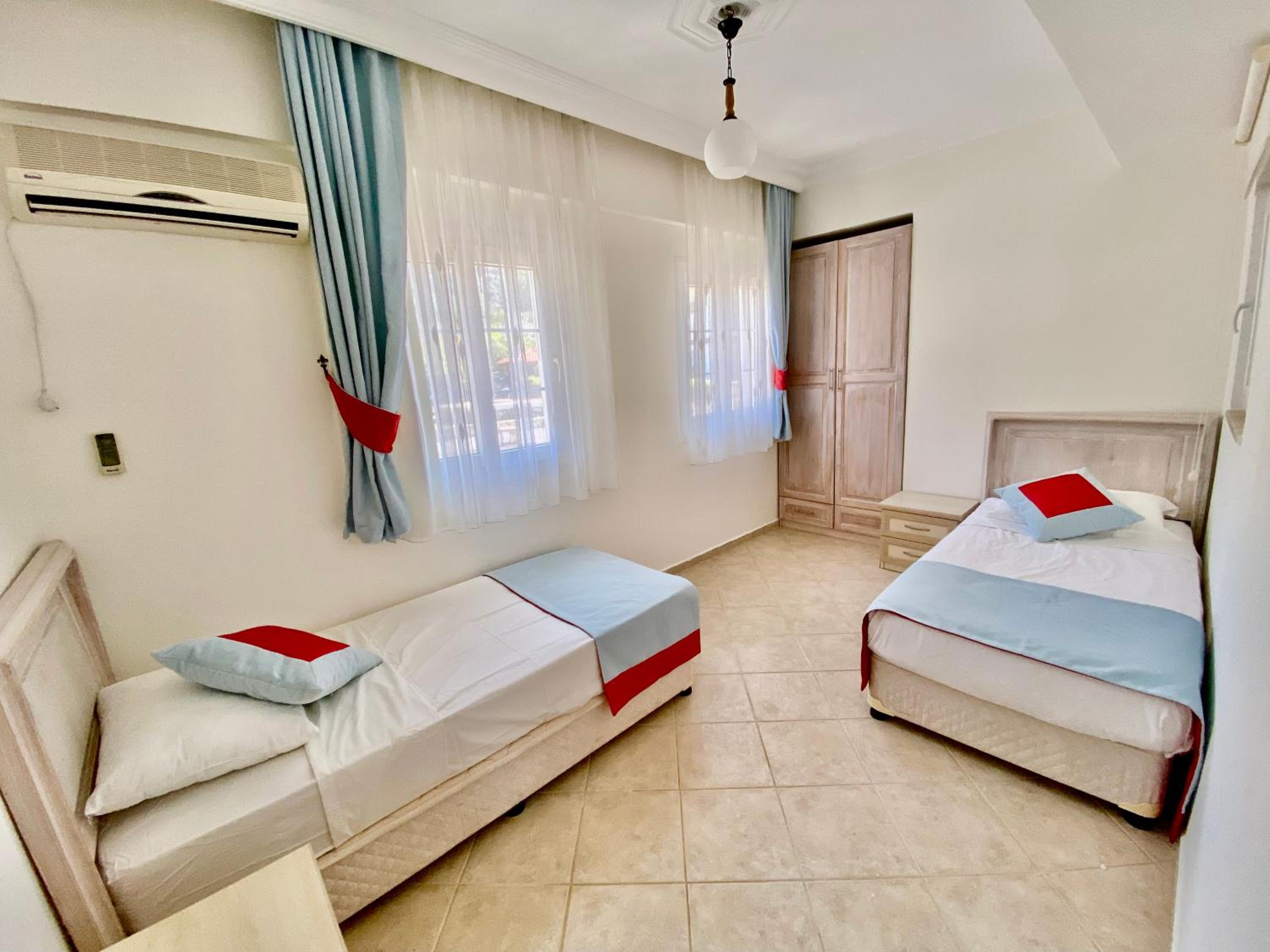 4 Bedroom - 3 Bathroom - 8 Person, Private Pool - Private 1000m2 Garden, DETACHED Villas, Unlimited WiFi - Free Parking — photo 2